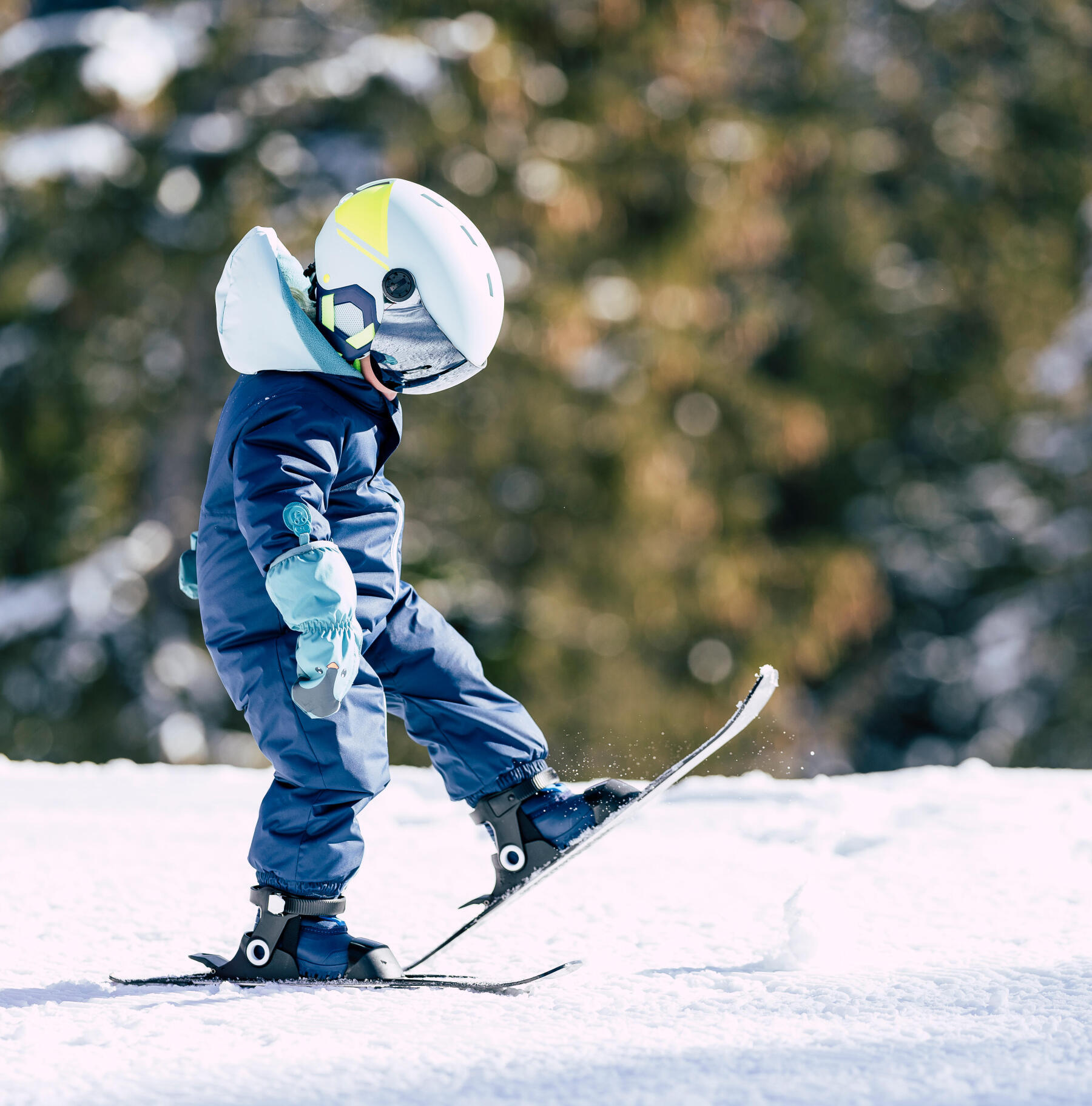 Cura e riparazione di una tuta da sci per bambini: avviso, riparazione