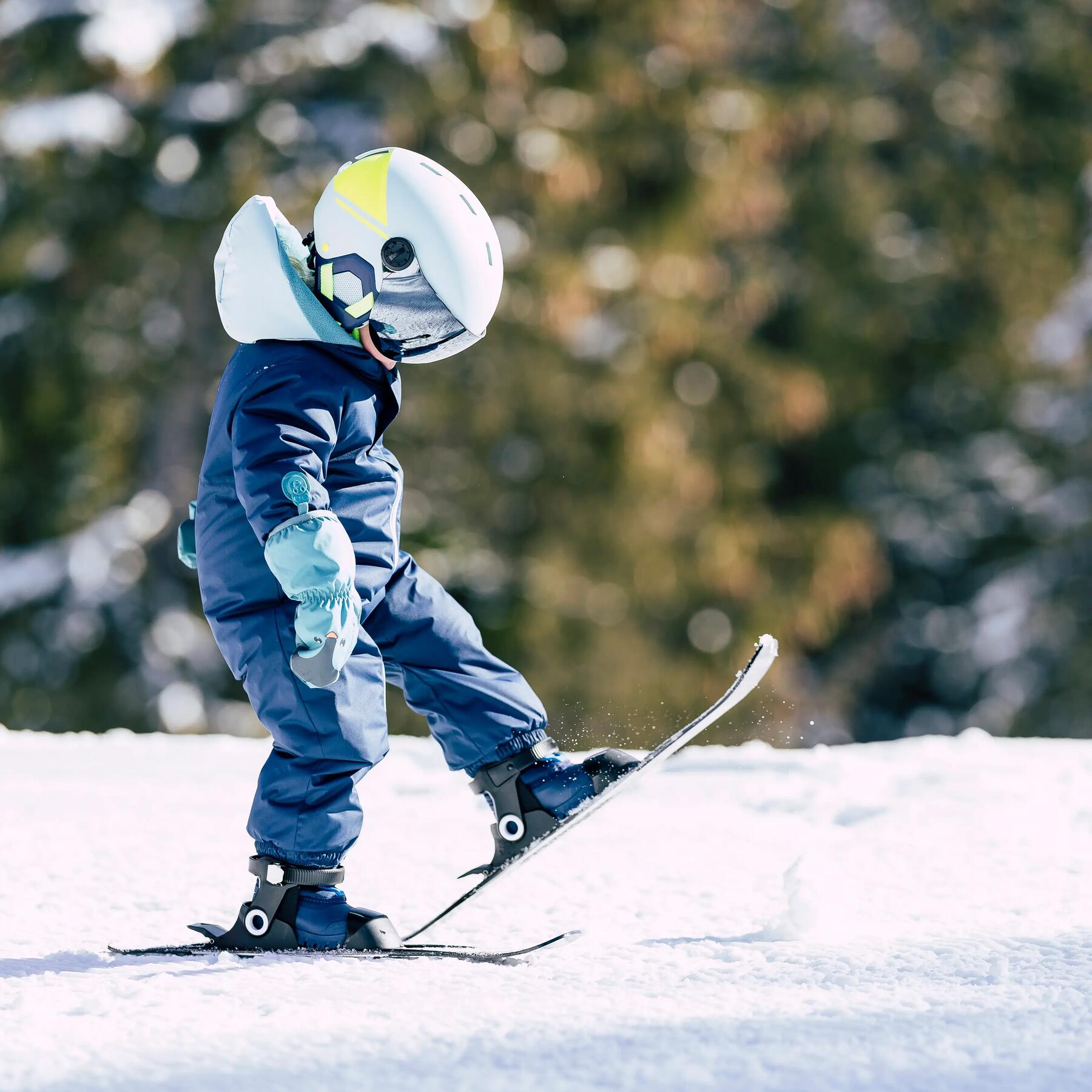 Kind op één ski