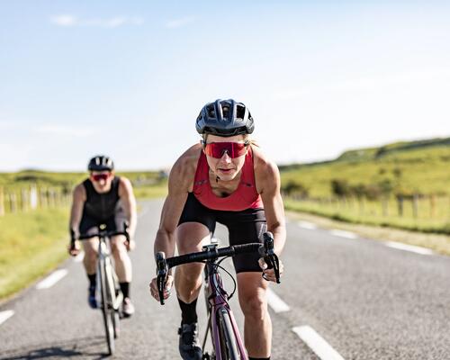 ¿Cómo debe ser mi alimentación e hidratación para el ciclismo de ruta?