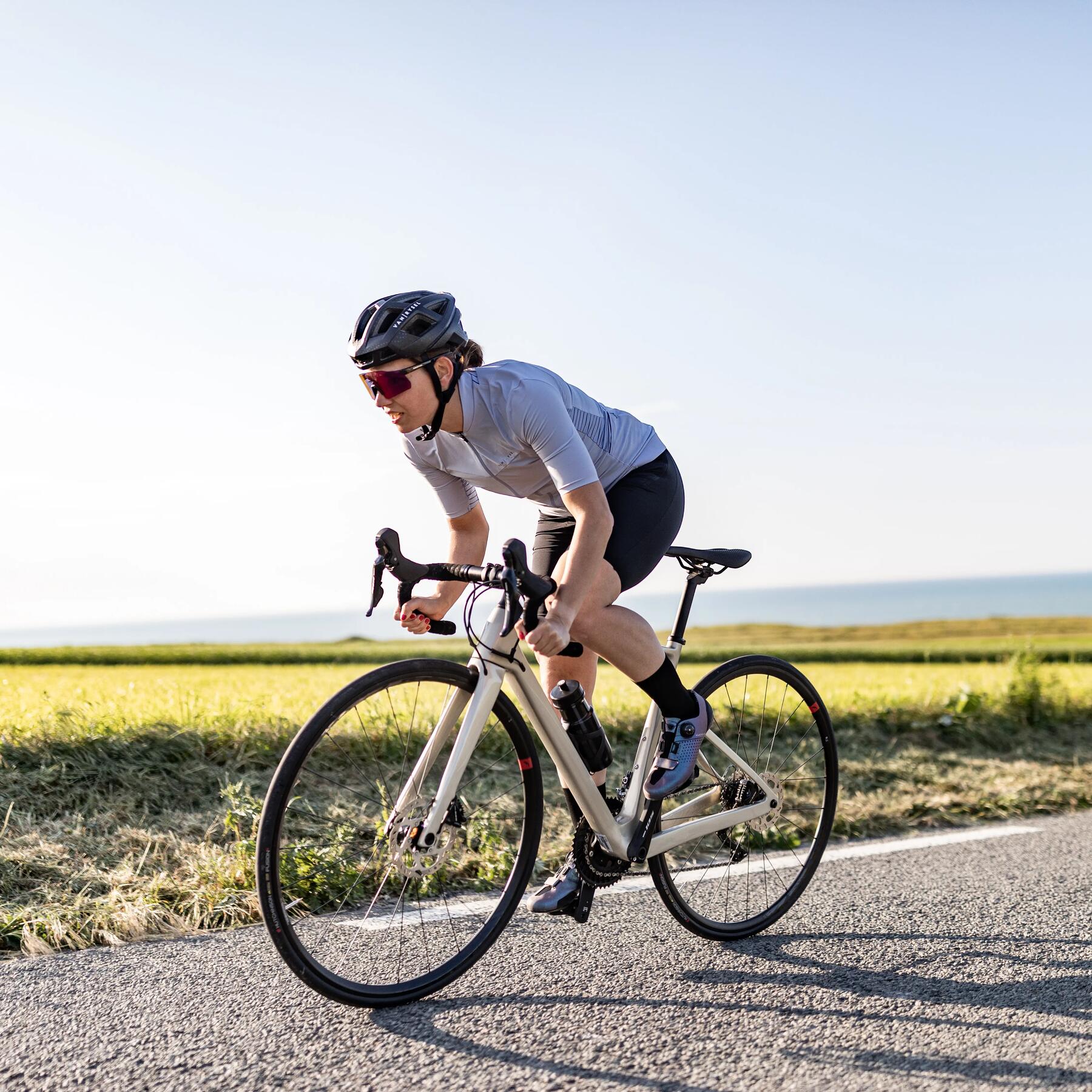 Kobieta jadąca na rowerze crossowym z oponami o średnim bieżniku