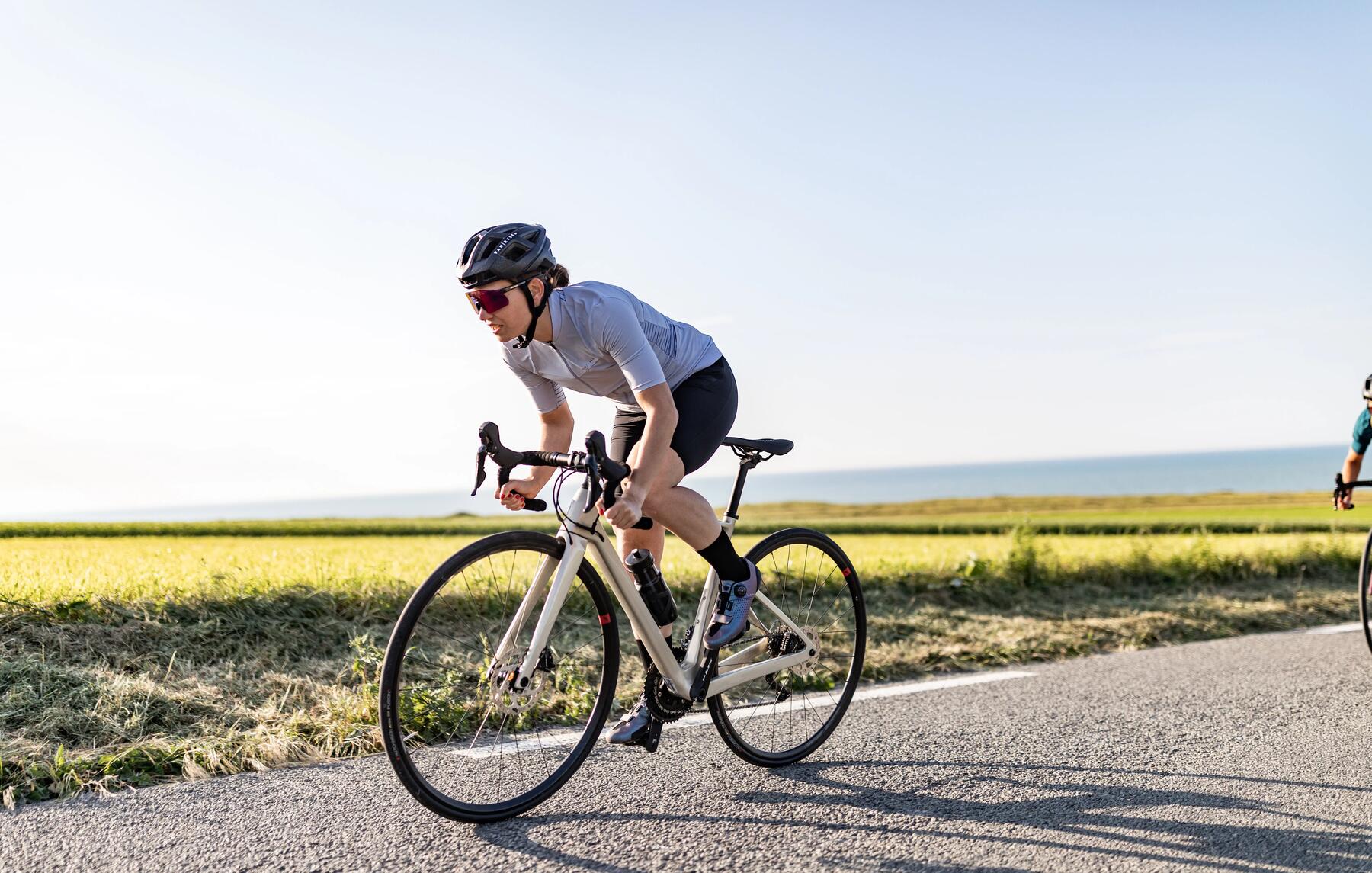 femme sur son vélo de route