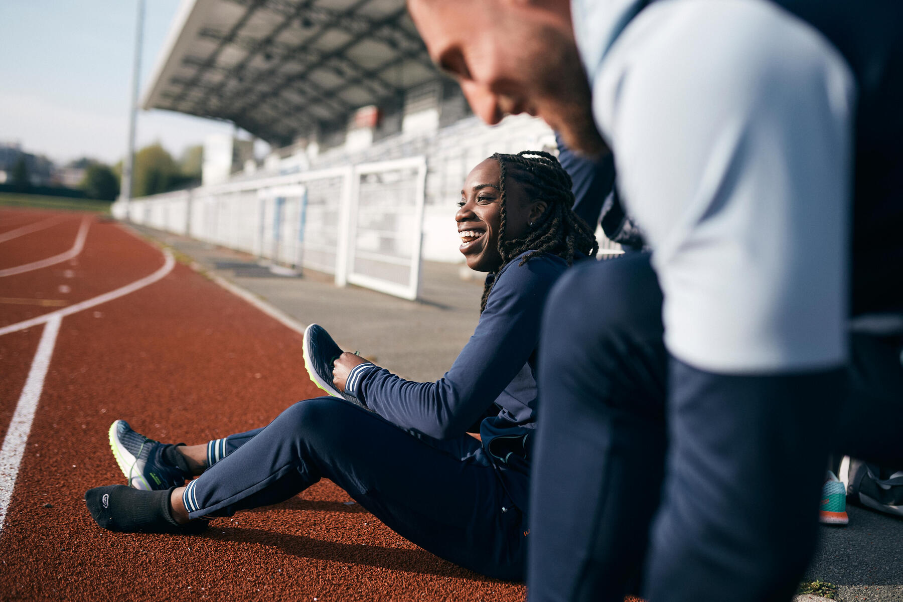 Sportowcy odpoczywający po treningu dziesięcioboju