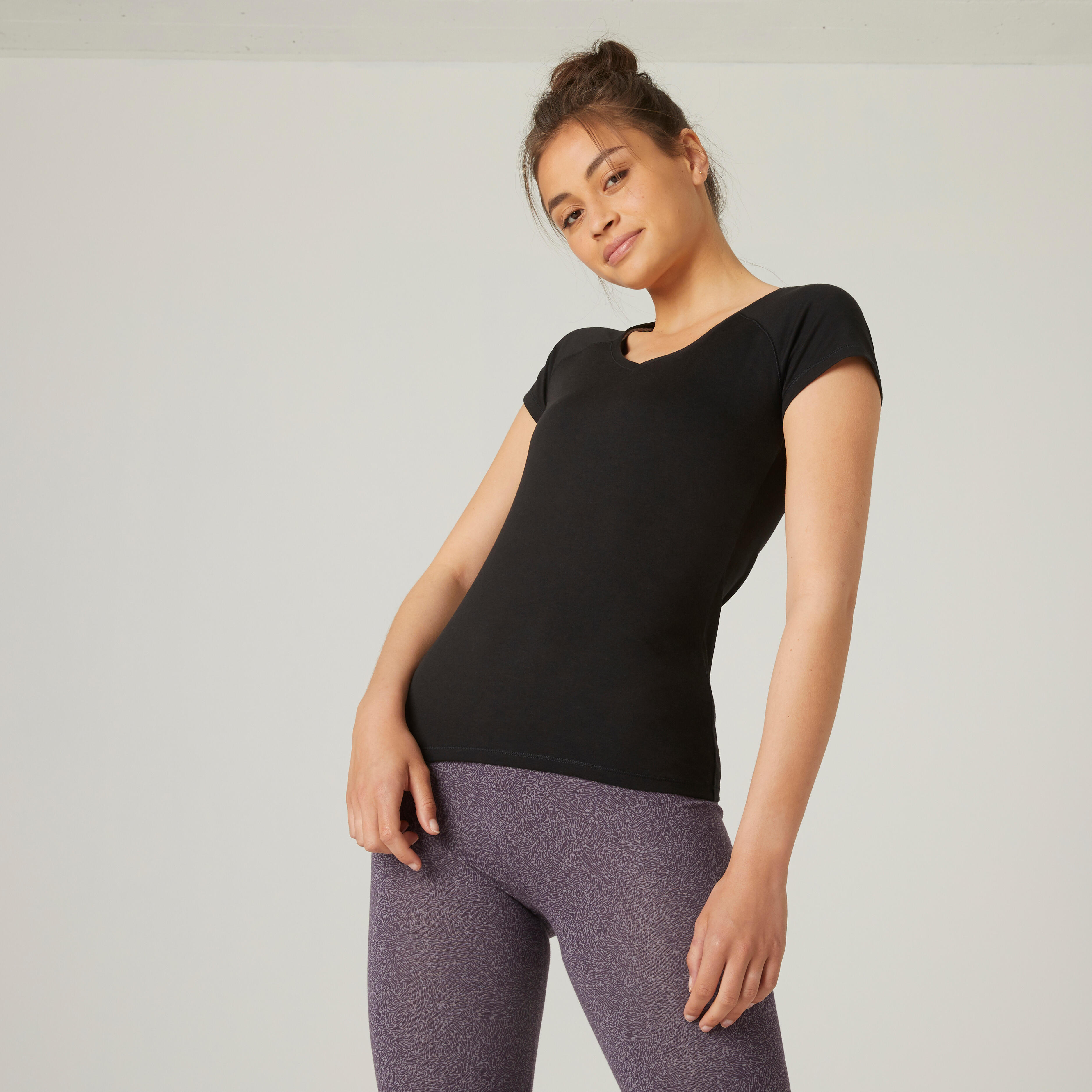 T-shirt fitness donna a maniche corte in cotone elasticizzato slim con scollo a V nero