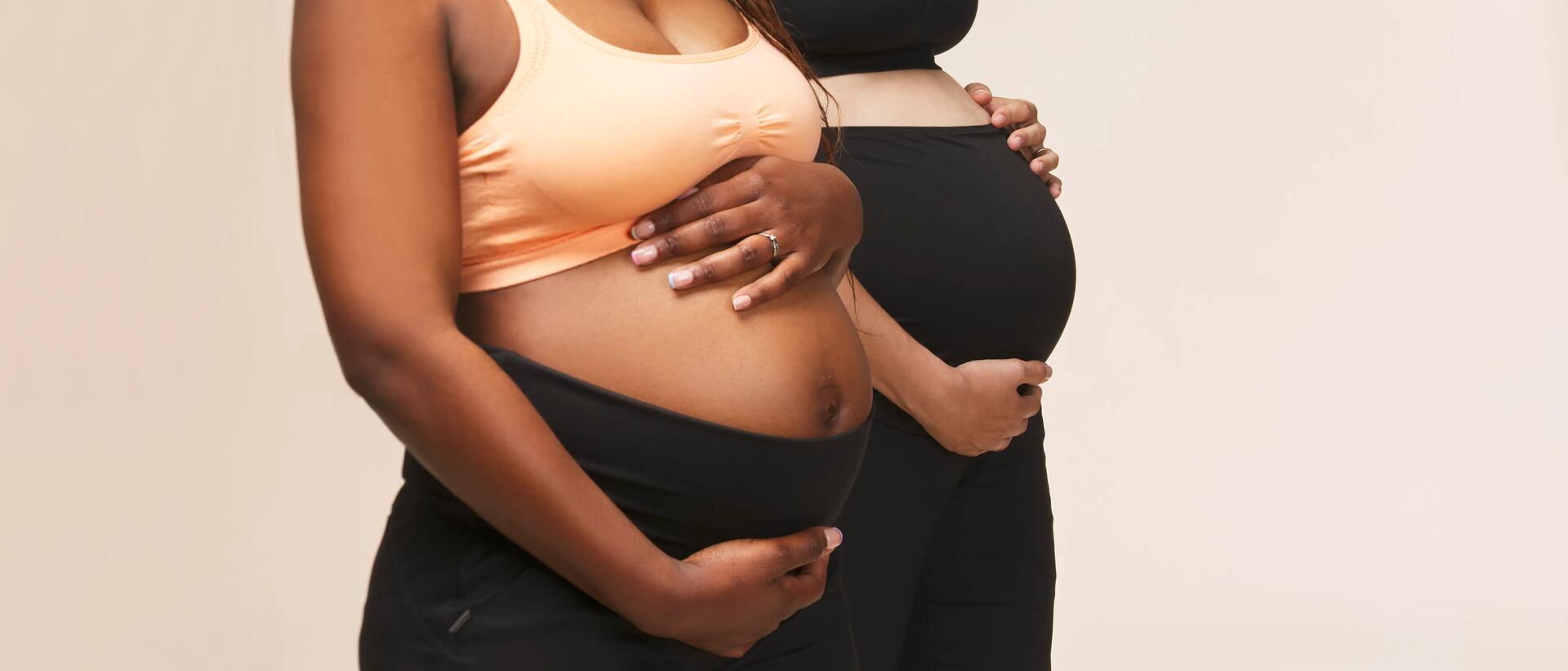 kobiety w ciąży ubrane w legginsy i staniki sportowe