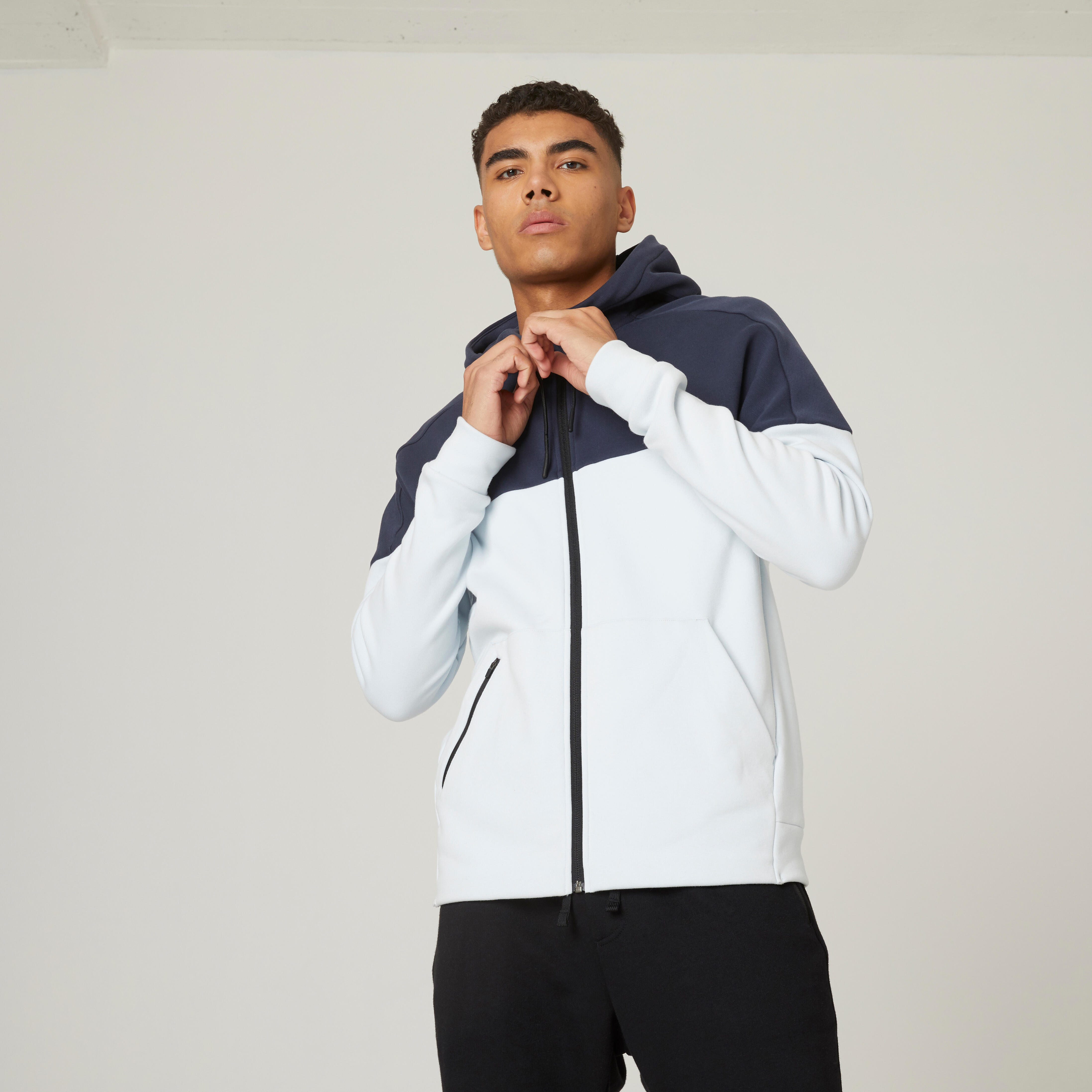 Hanorac cu Glugă 520 fitness bleumarin-alb Bărbaţi La Oferta Online Hanorac cu Glugă 520 fitness bleumarin-alb Bărbaţi La Oferta Online decathlon imagine La Oferta Online
