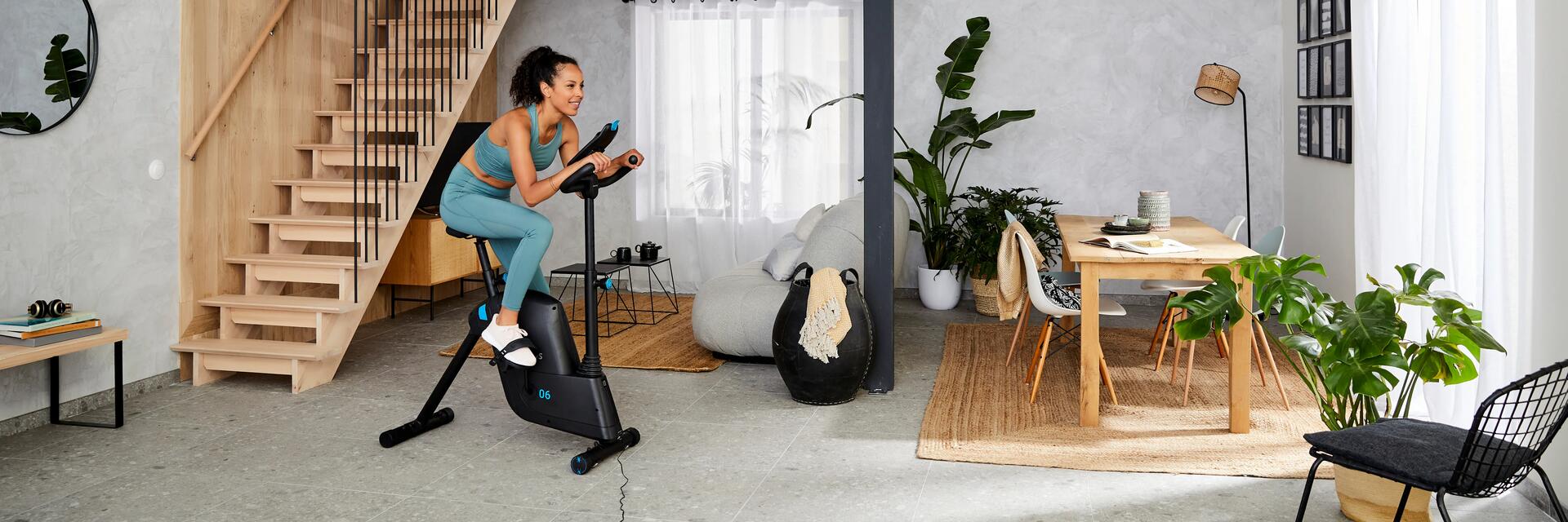 Kobieta ćwicząca indoor cycling