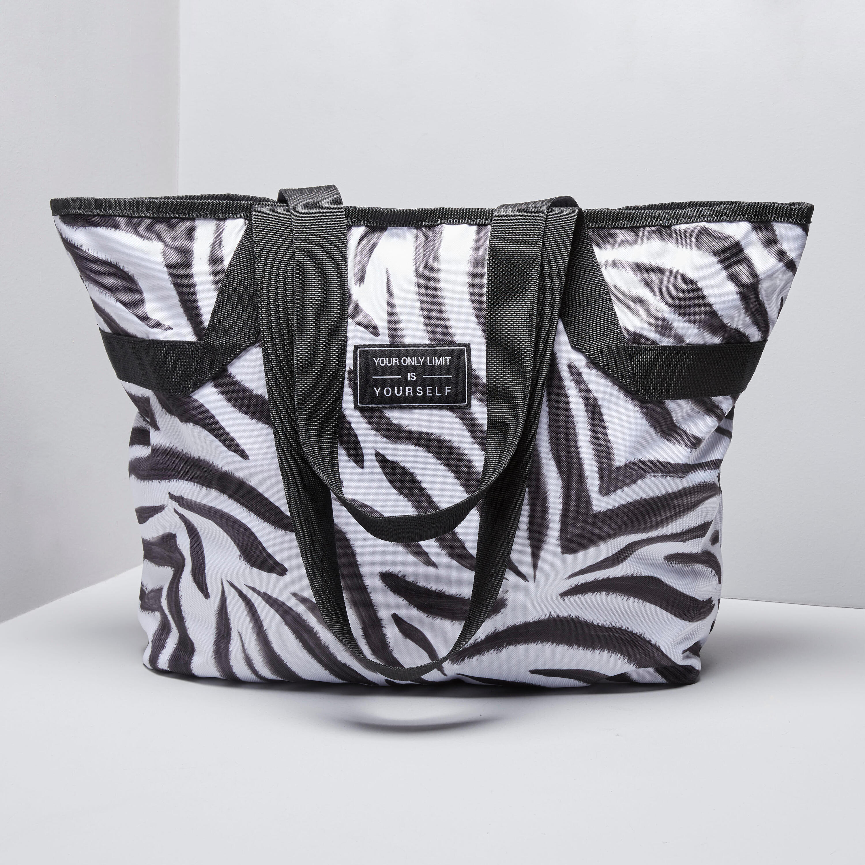 The zebra-print sport tote with character: a must-have for your fitness kit.  2/8