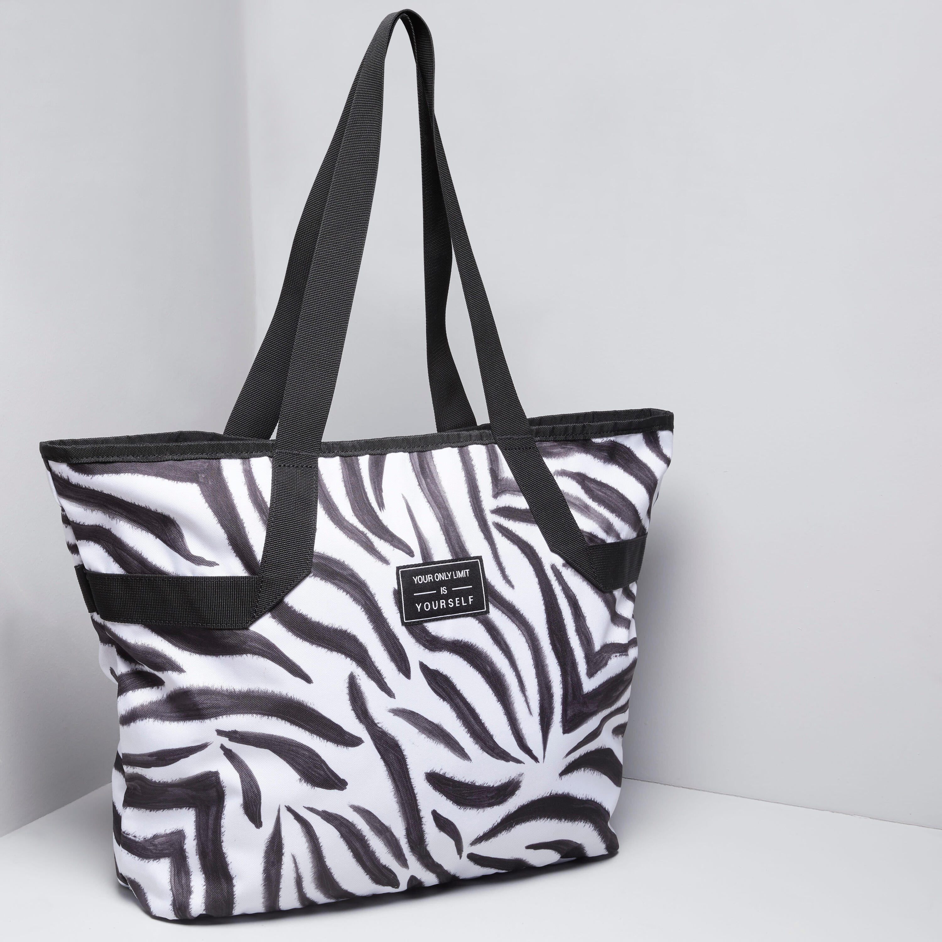 The zebra-print sport tote with character: a must-have for your fitness kit.  6/8