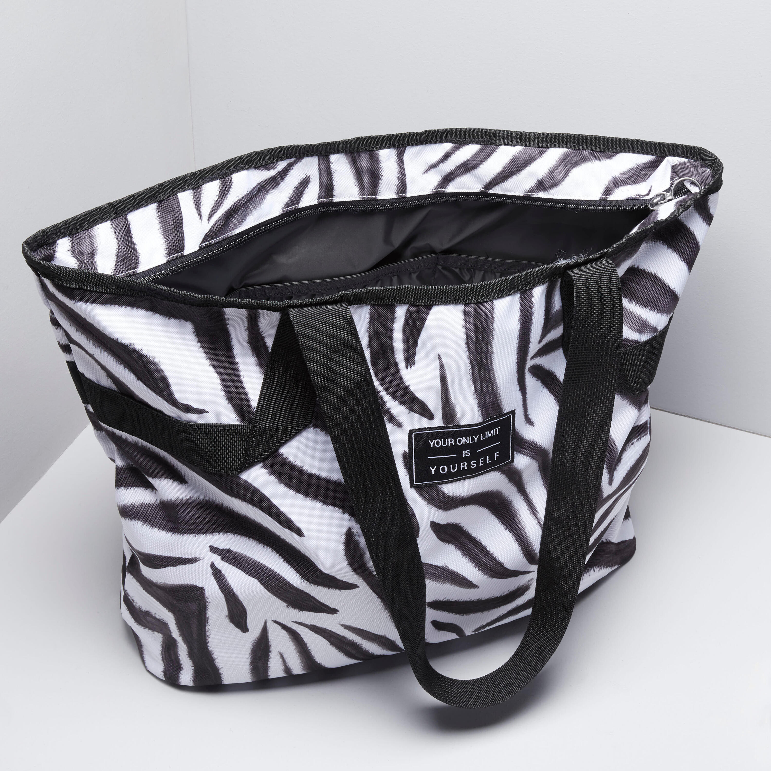 The zebra-print sport tote with character: a must-have for your fitness kit.  4/8