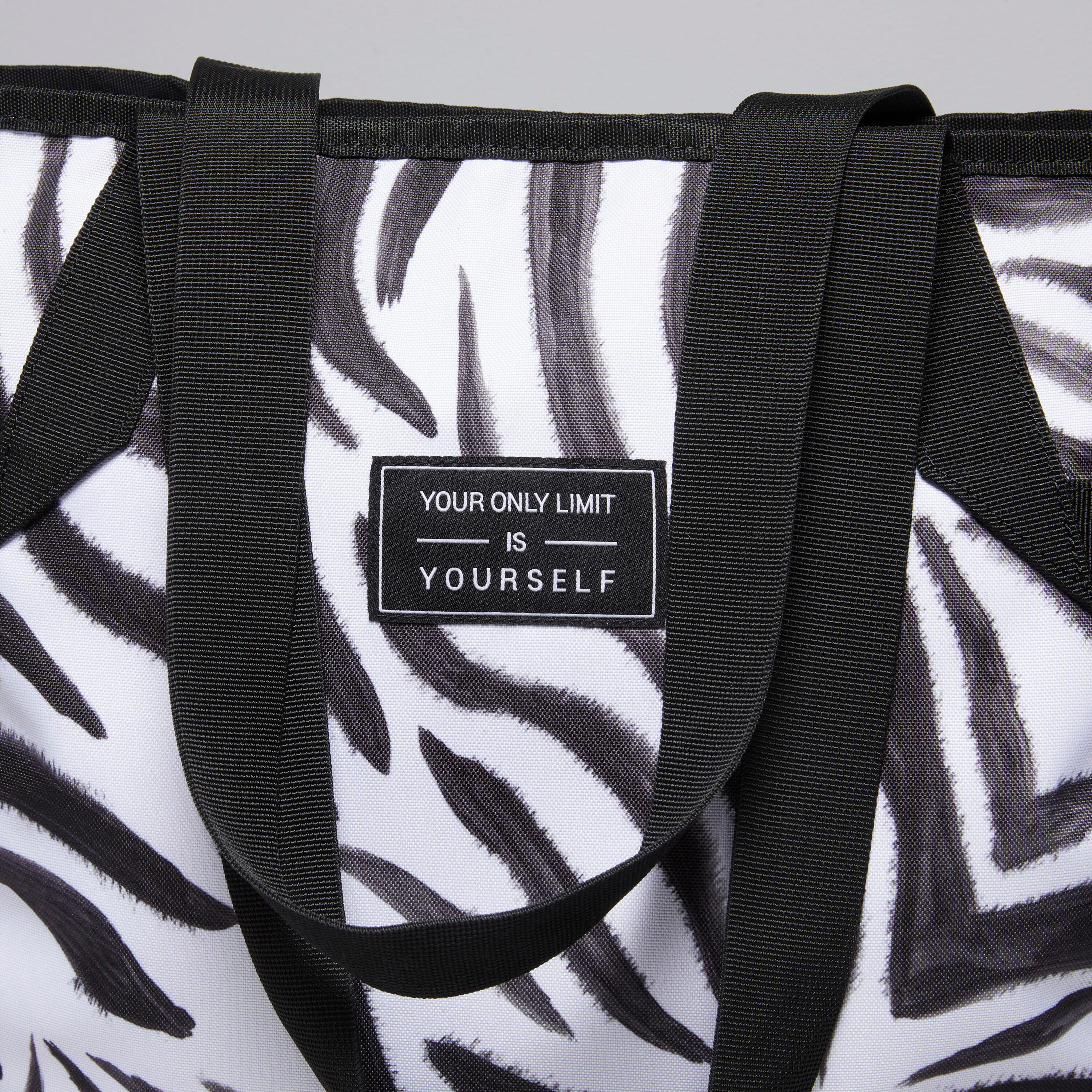 The zebra-print sport tote with character: a must-have for your fitness kit.  3/8