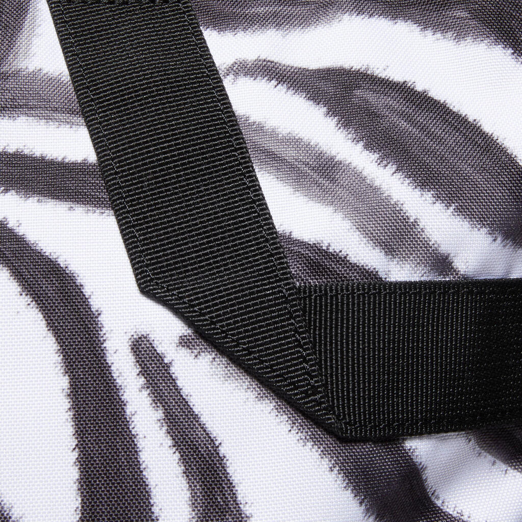 The zebra-print sport tote with character: a must-have for your fitness kit. 