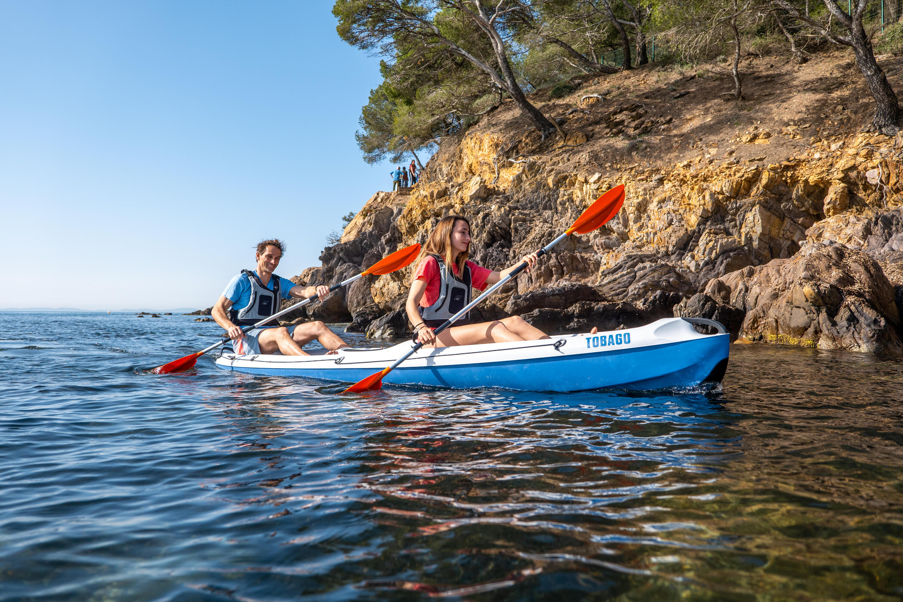 Una donna un uomo in un kayak canoe rigido