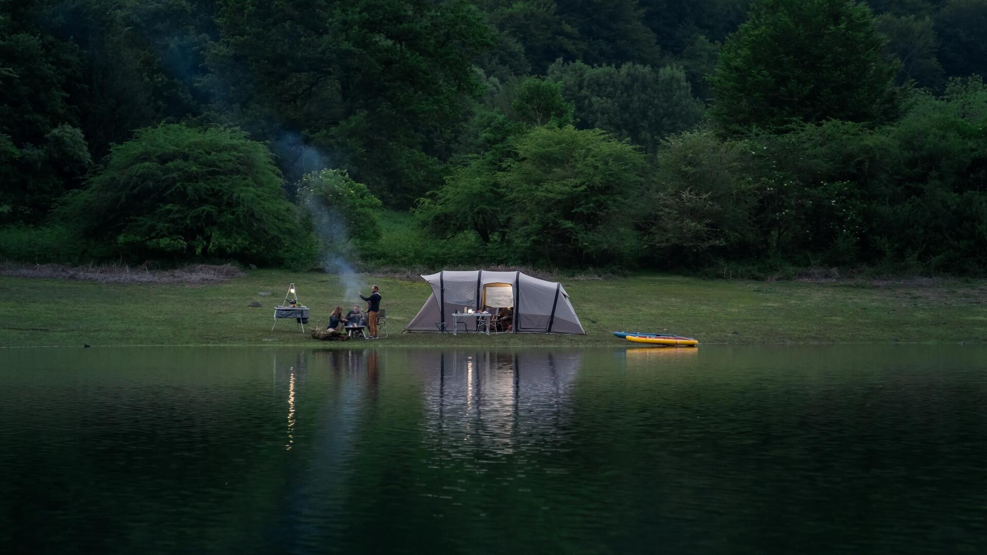 LOCURI DE CAMPING: UNDE MERITĂ SĂ ÎȚI PUI CORTUL ÎN ROMÂNIA?