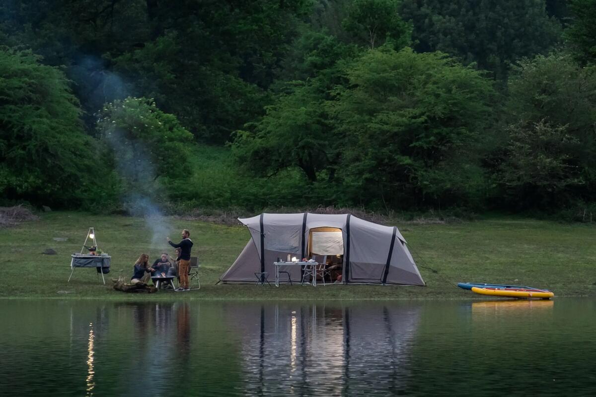 Camping δίπλα σε λίμνη