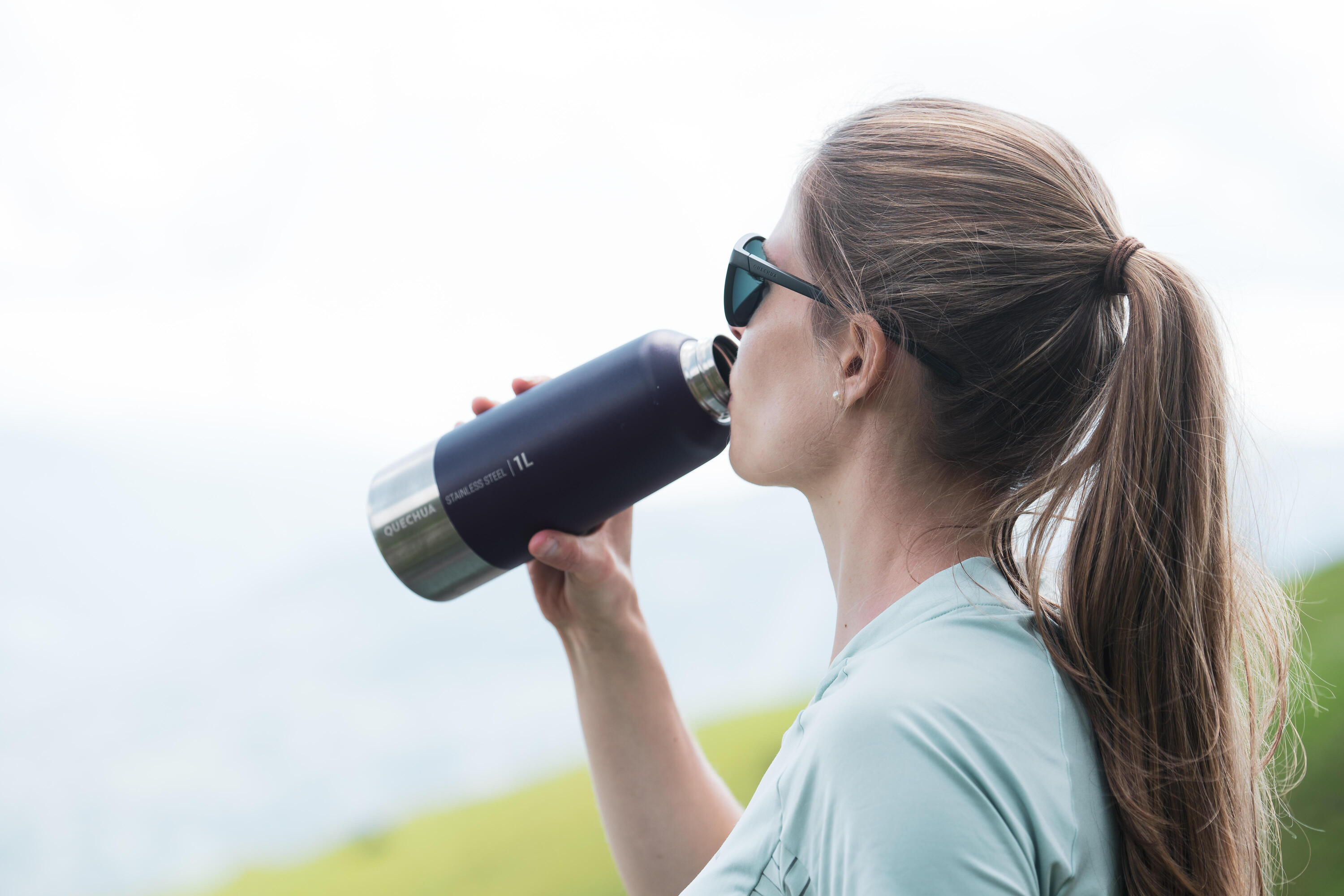 1 L stainless steel flask with screw cap for hiking - black 2/12