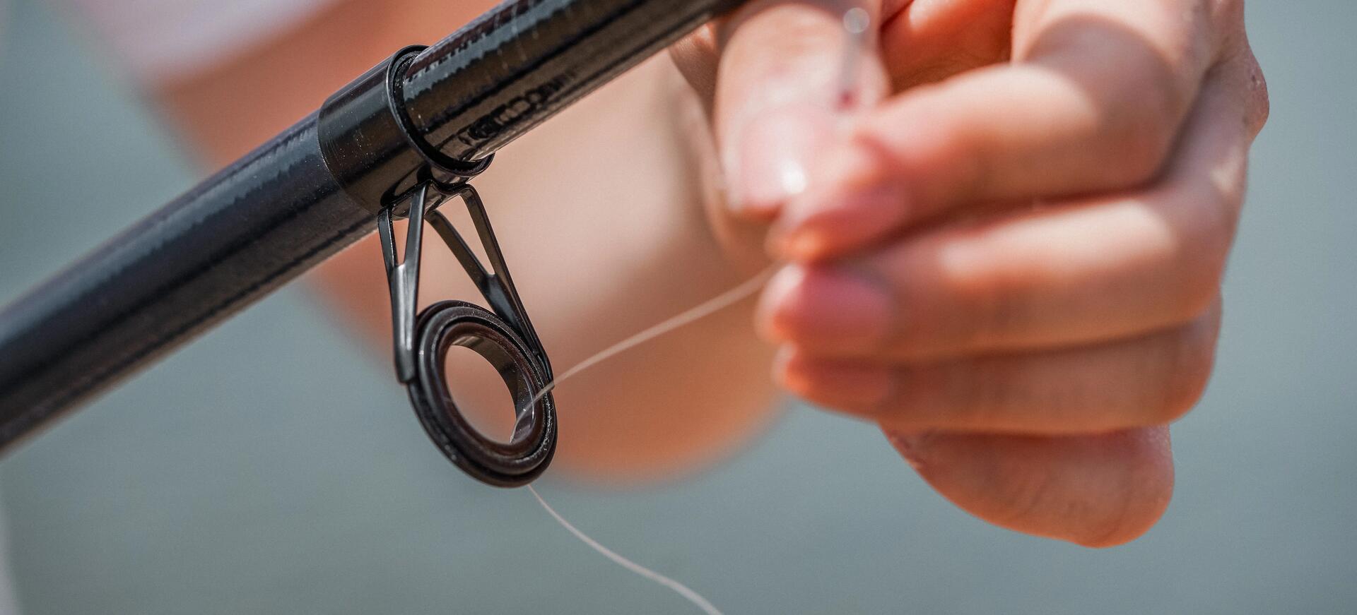 mujer colocando hilo de pesca
