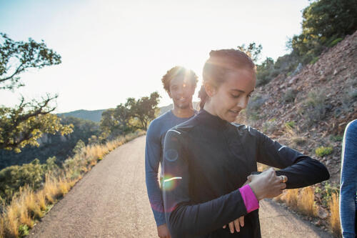 personnes qui font de la course à pied