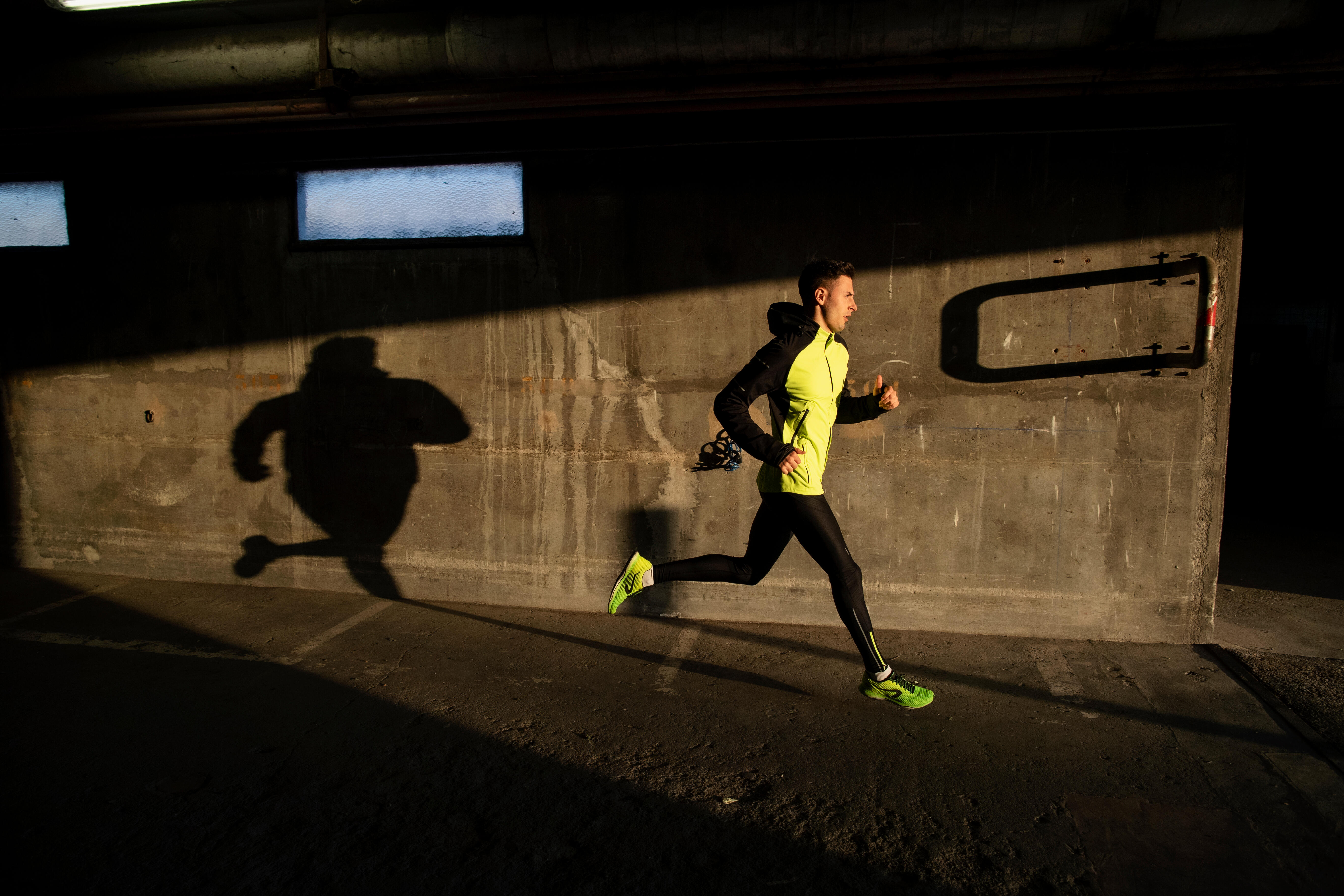 Coupe-vent de course homme - Warm jaune - KIPRUN