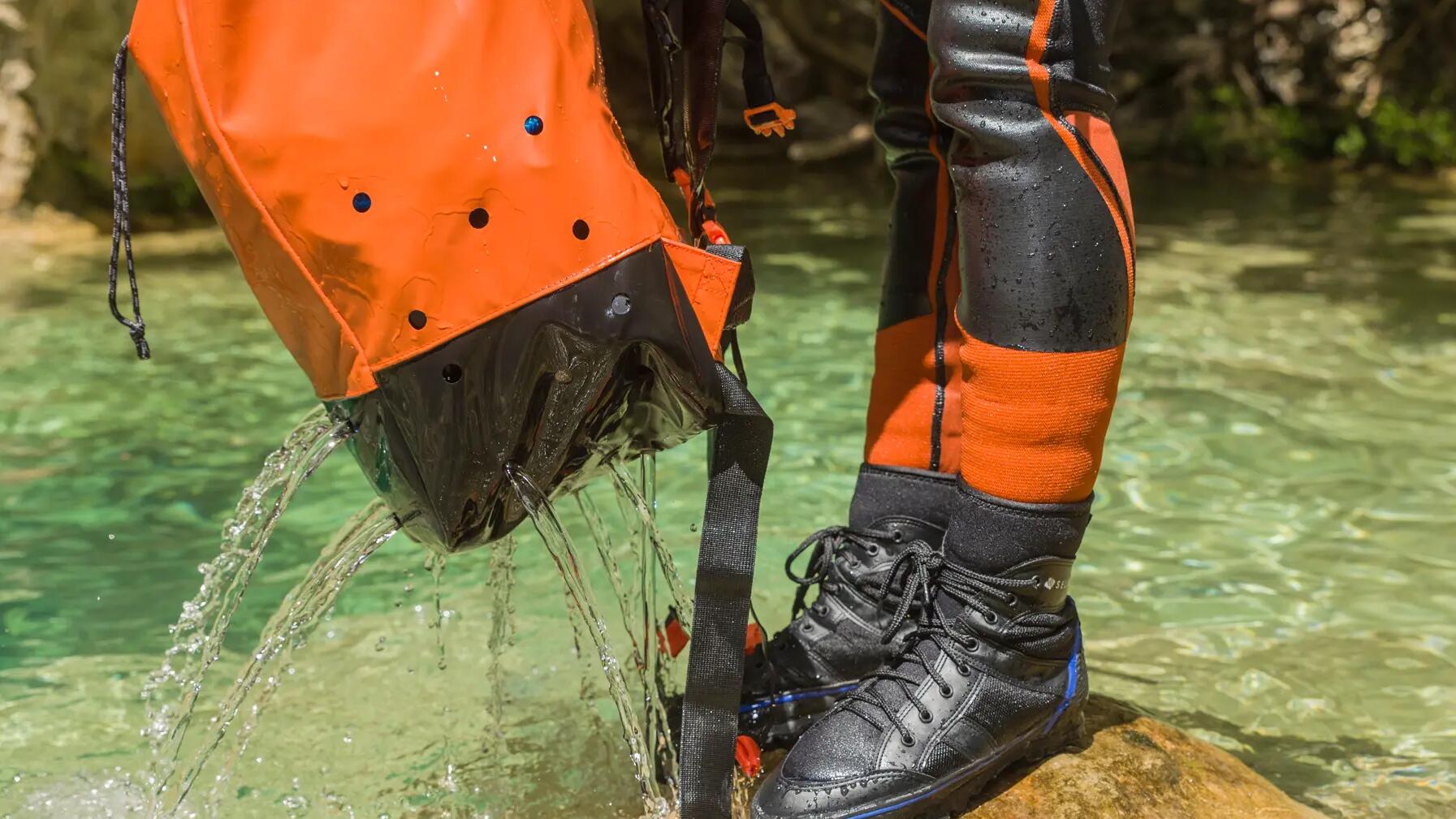 MOCHILAS DE CANYONING a extrair agua