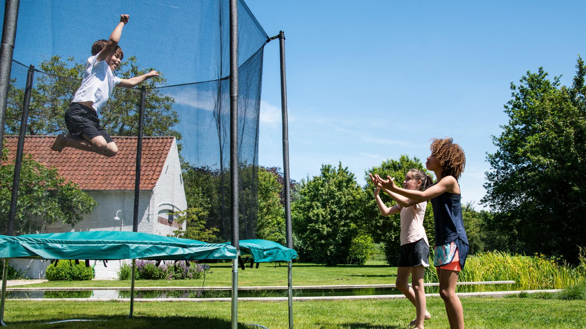 3 idées de jeu pour pratiquer le trampoline en toute sécurité 