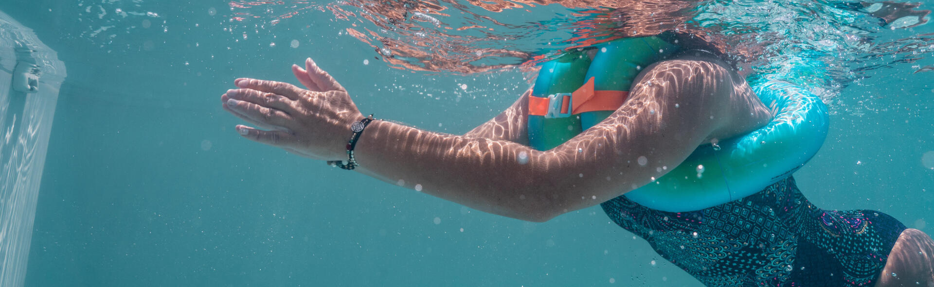 Une Jeune Femme Après Avoir Nagé Dans L'océan Avec Un Sac à Dos Dans Des