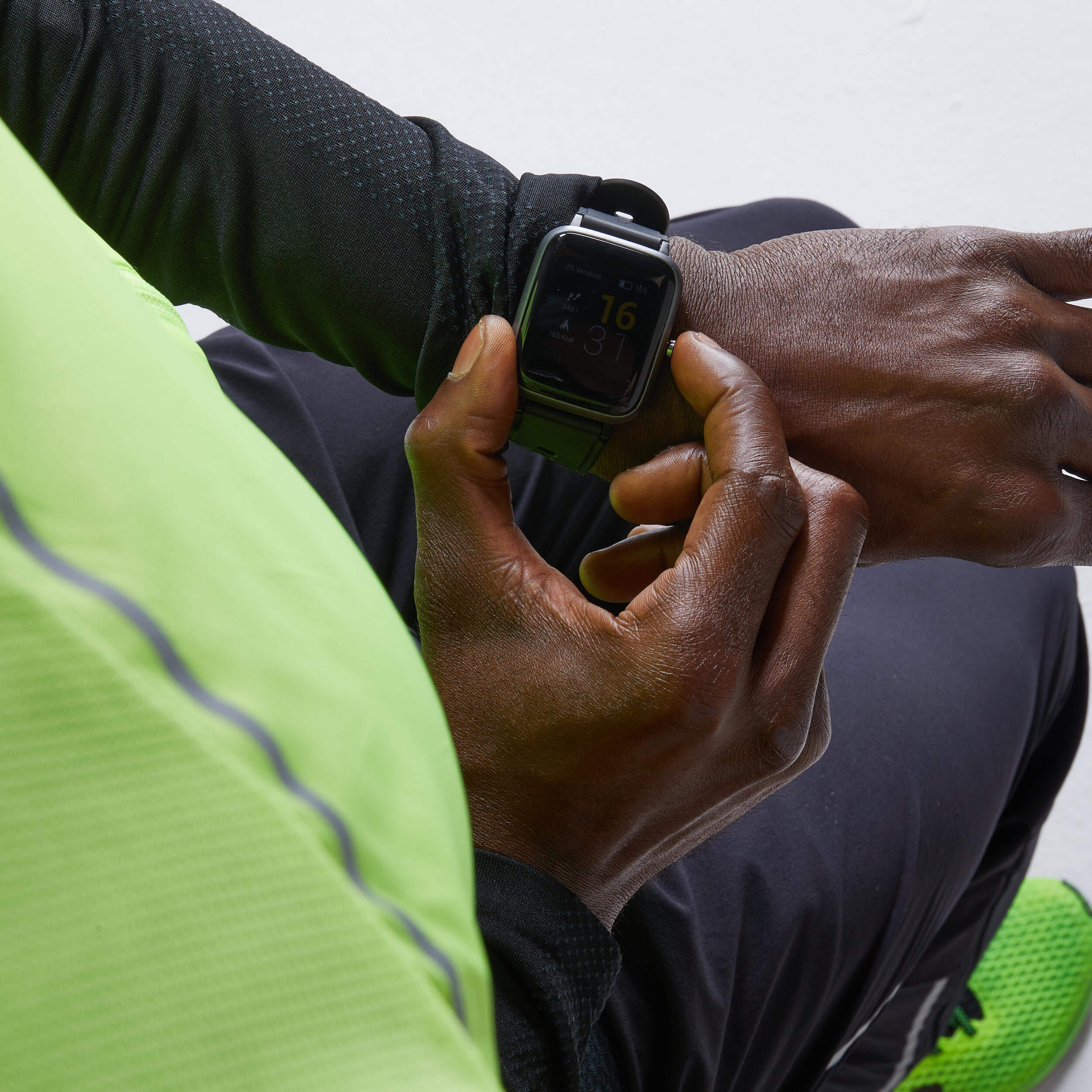 2.3 WIE WIRD DAS PRODUKT AM HANDGELENK ANGEBRACHT?