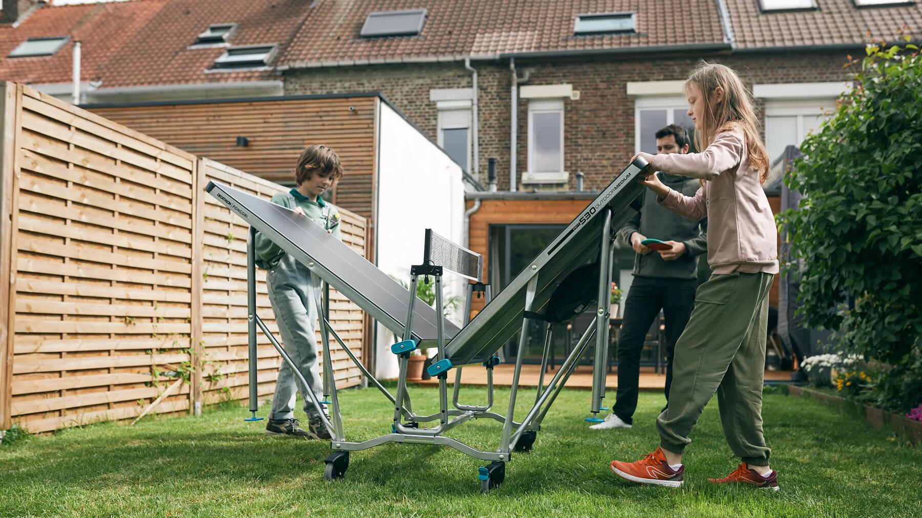 Eine Tischtennisplatte wird im Garten ausgeklappt