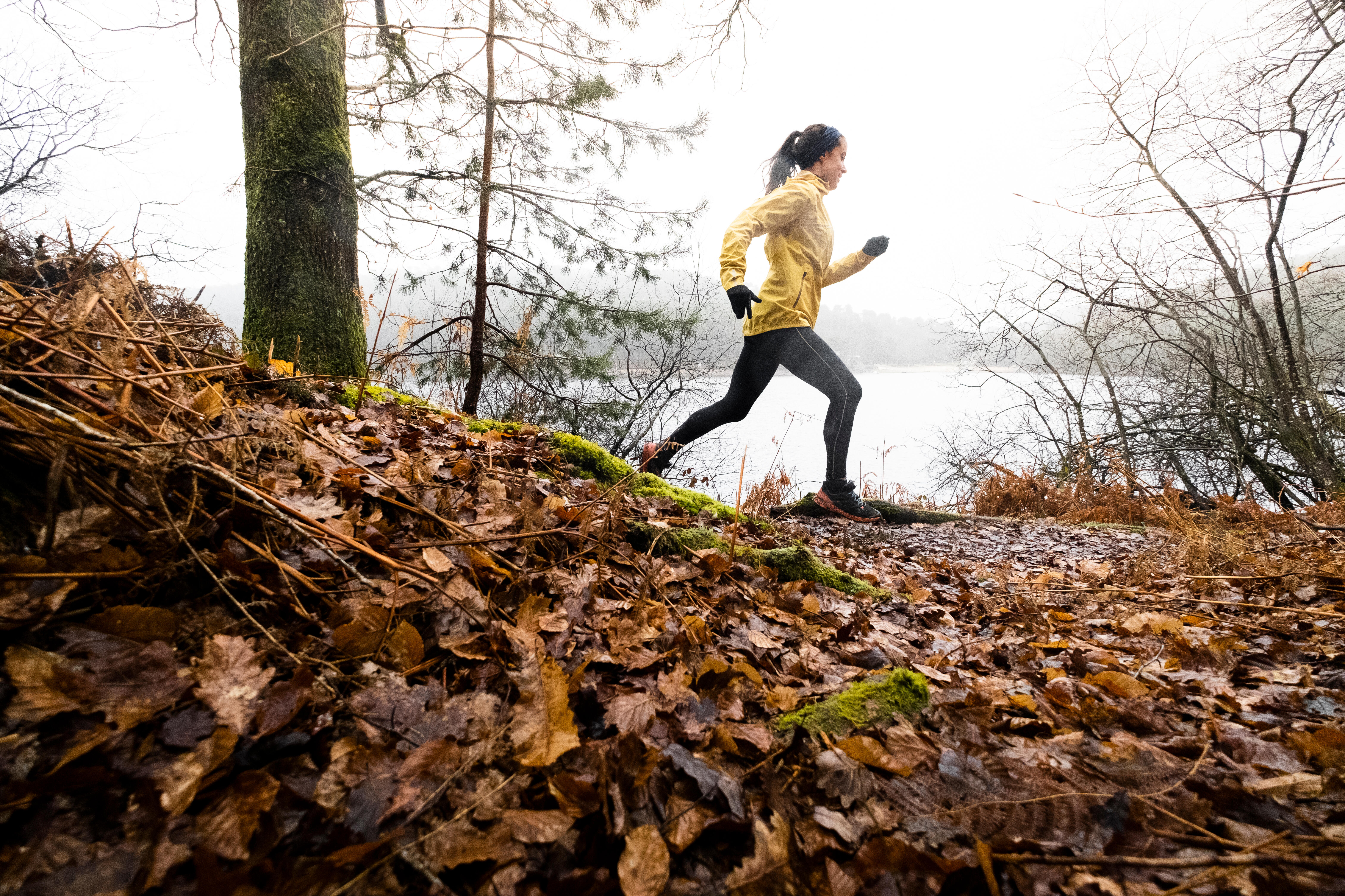 WOMEN'S TRAIL RUNNING LONG-SLEEVED WATERPROOF JACKET - YELLOW OCHRE  - EVADICT