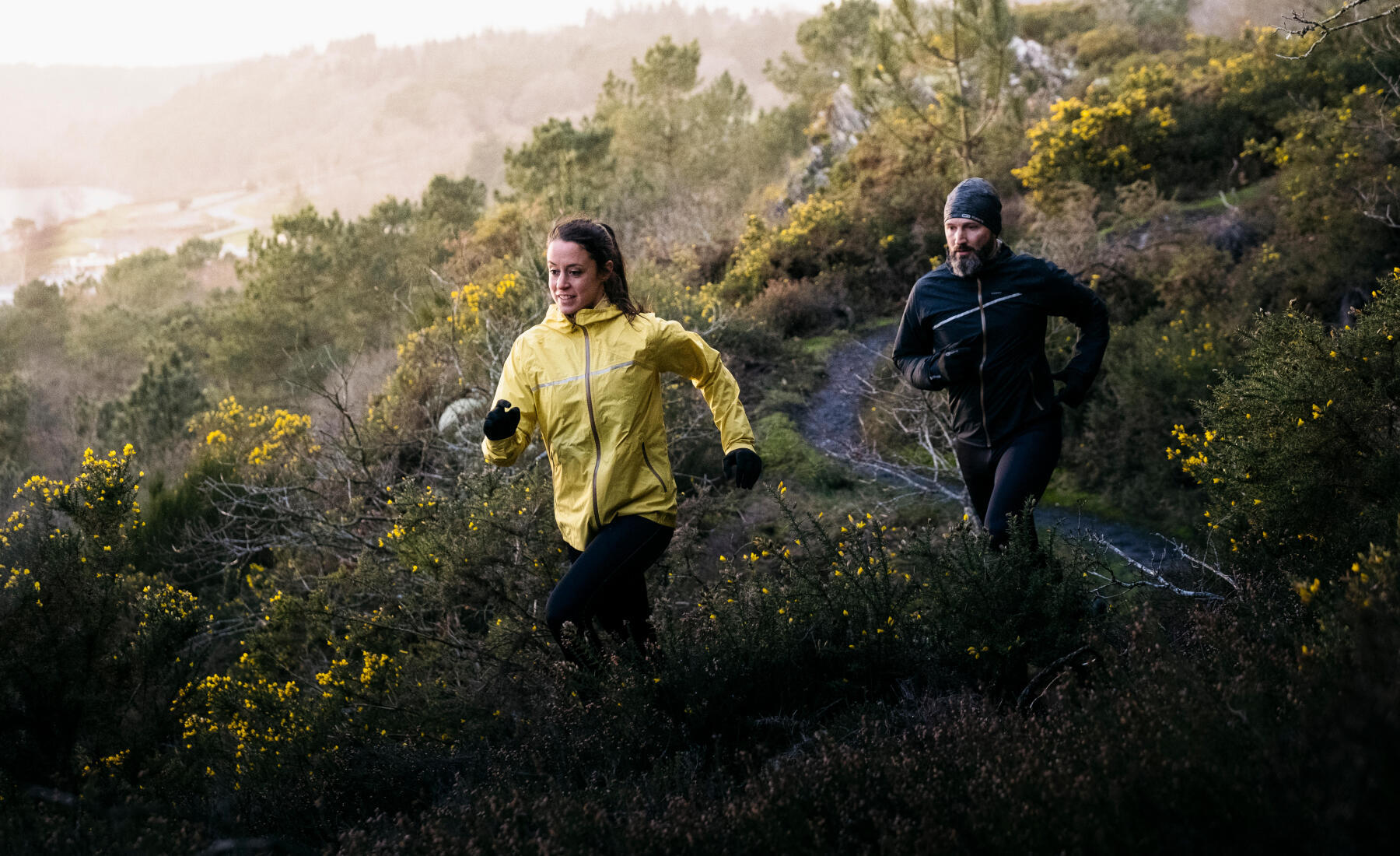 coureurs qui courent à un rythme ralenti sur les sentiers un peu plus techniques