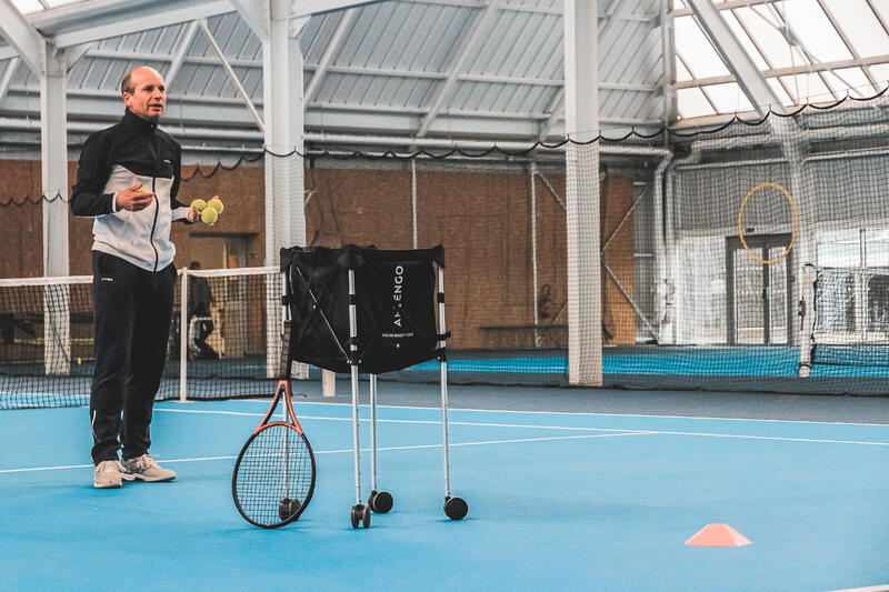 Cesto per palline da tennis con rotelle, regolabile in altezza e ripiegabile.