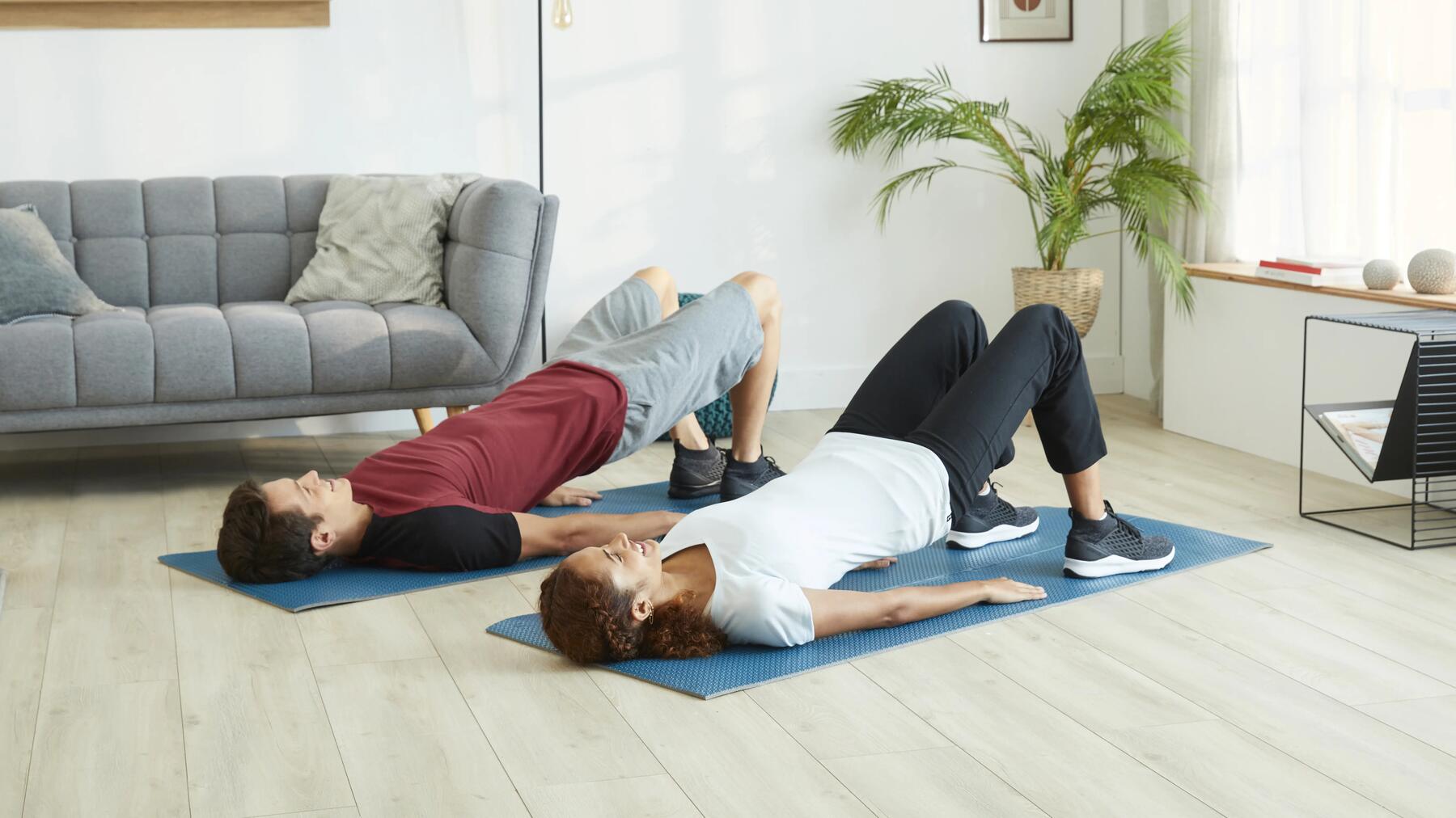 pareja haciendo plancha invertida