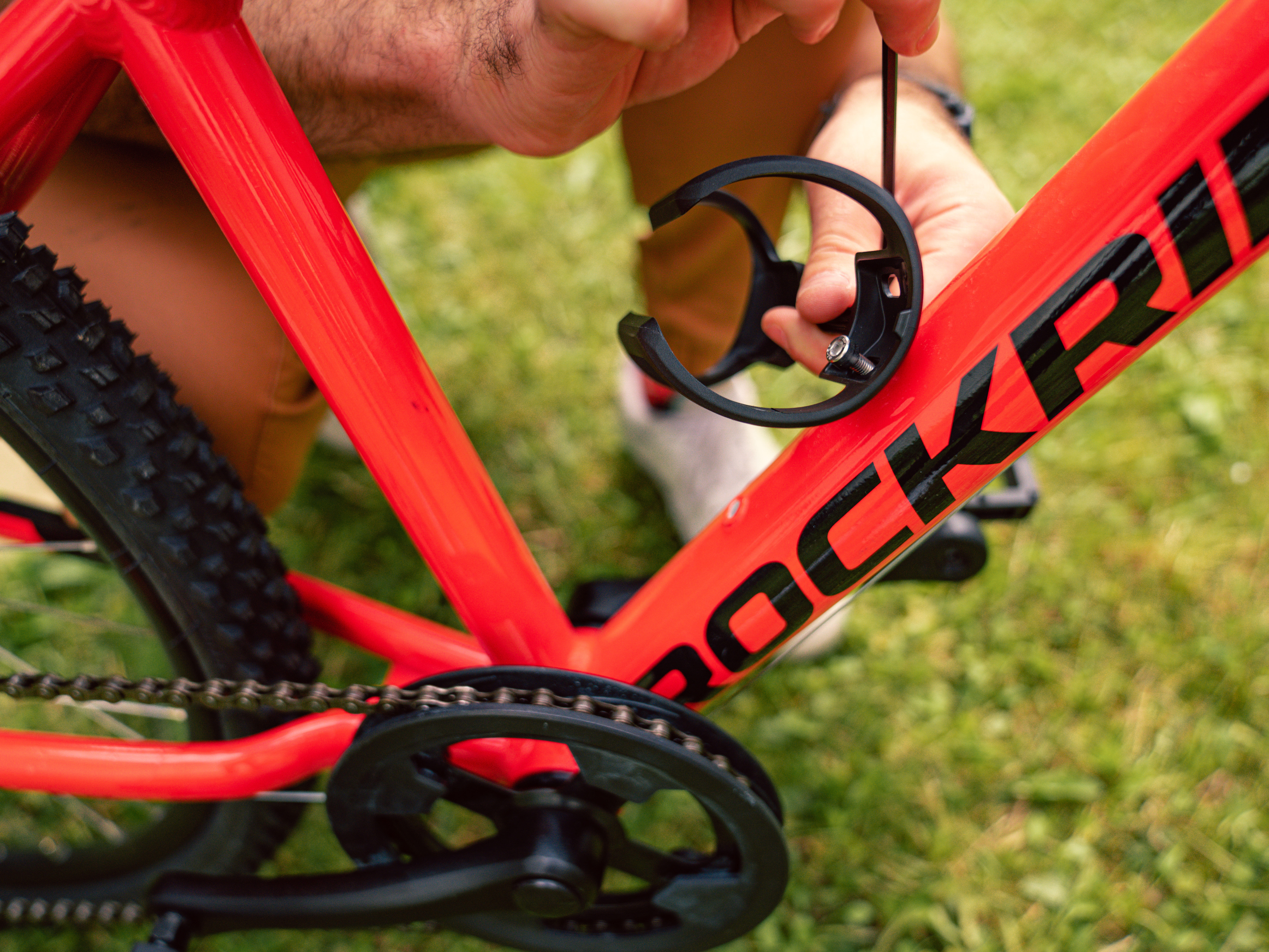 De-bidonhouder-op-een-kinder-MTB-monteren