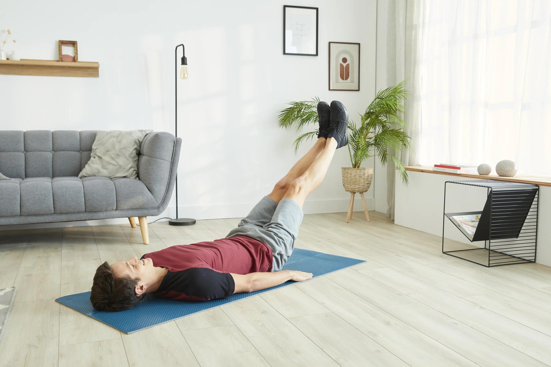 Entrena tus abdominales con elevación de piernas