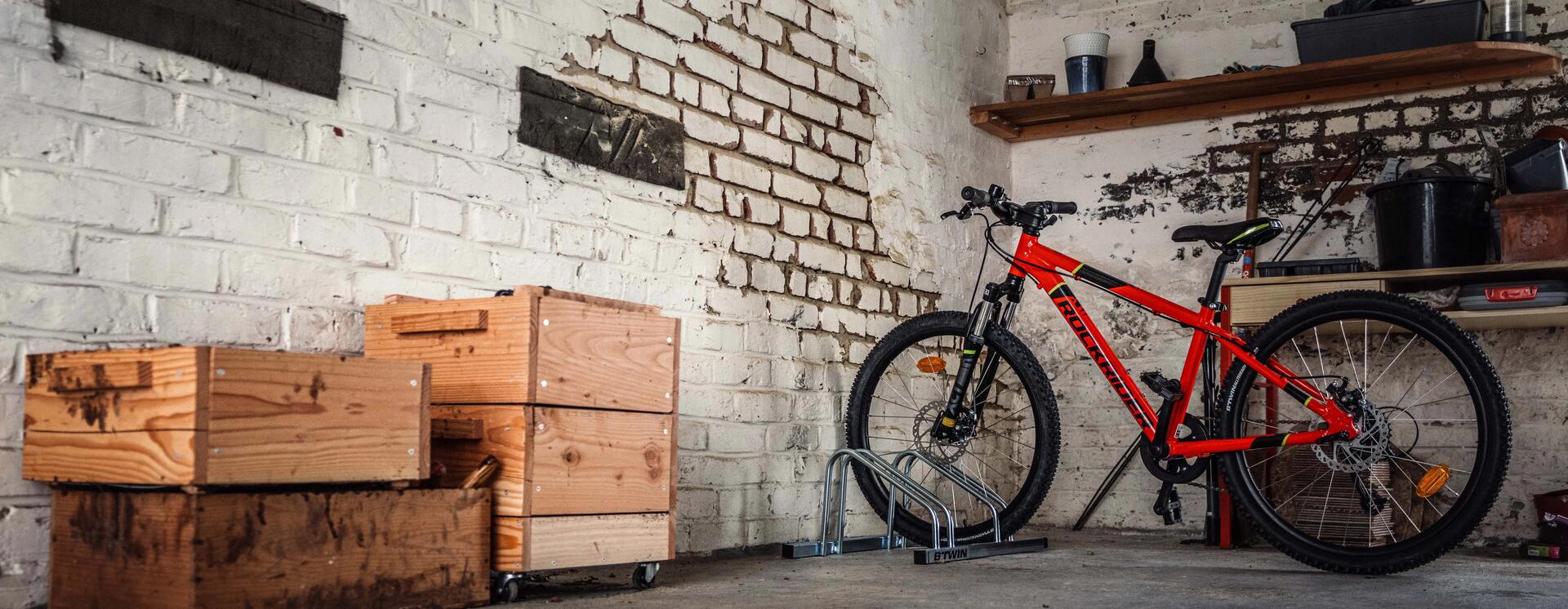 Le rangement aux murs et l'entreposage au plafond du garage