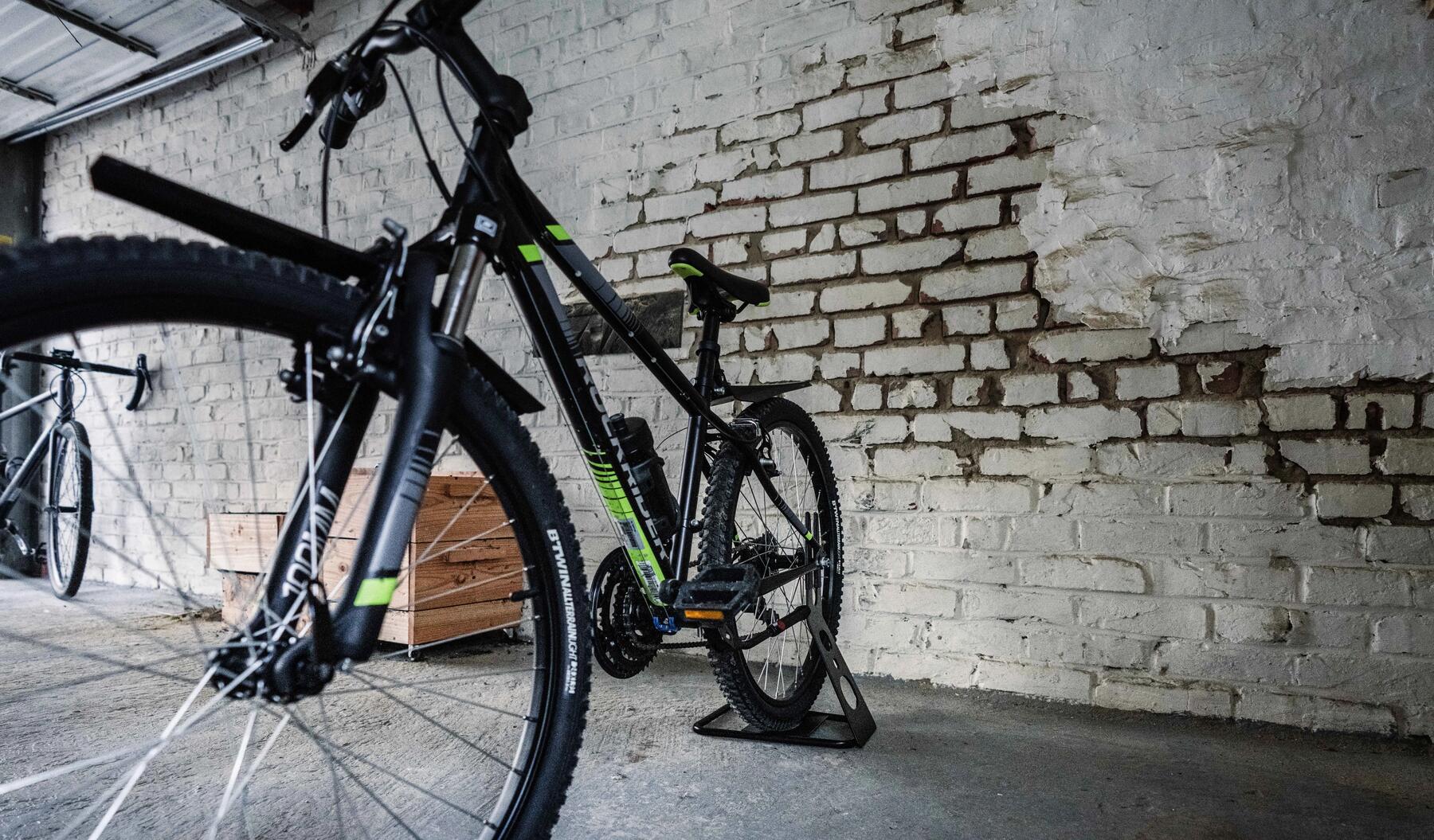 Comment d voiler une roue de v lo en la d montant et sans la
