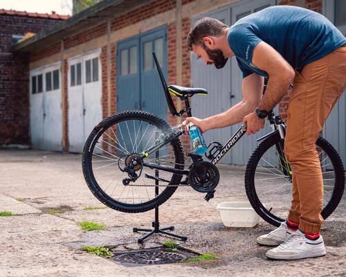 Come si pulisce il deragliatore della bici? 