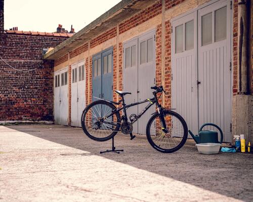 rower stojący przed garażem