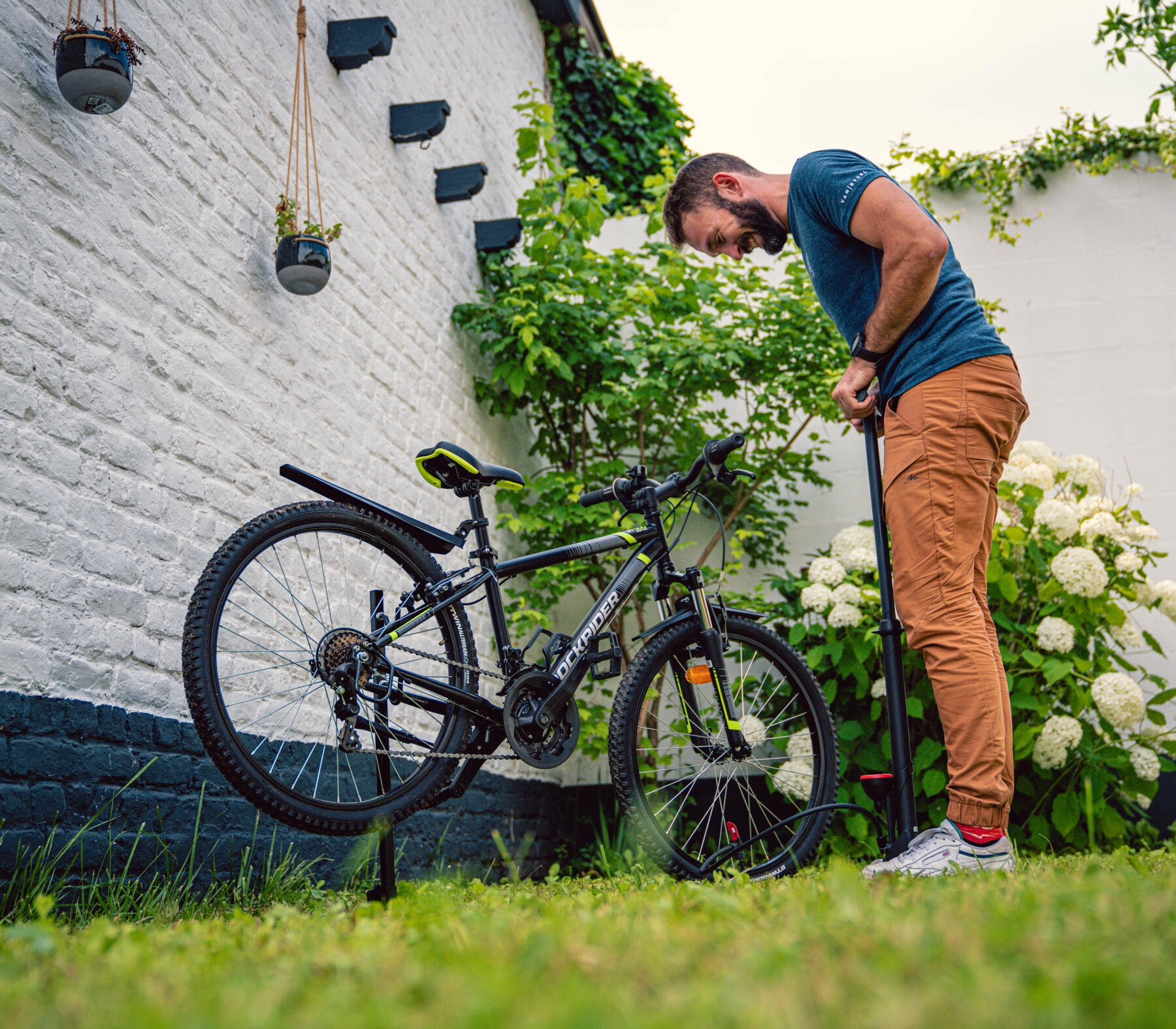 Sinal em forma de diamante com uma bicicleta alertando os