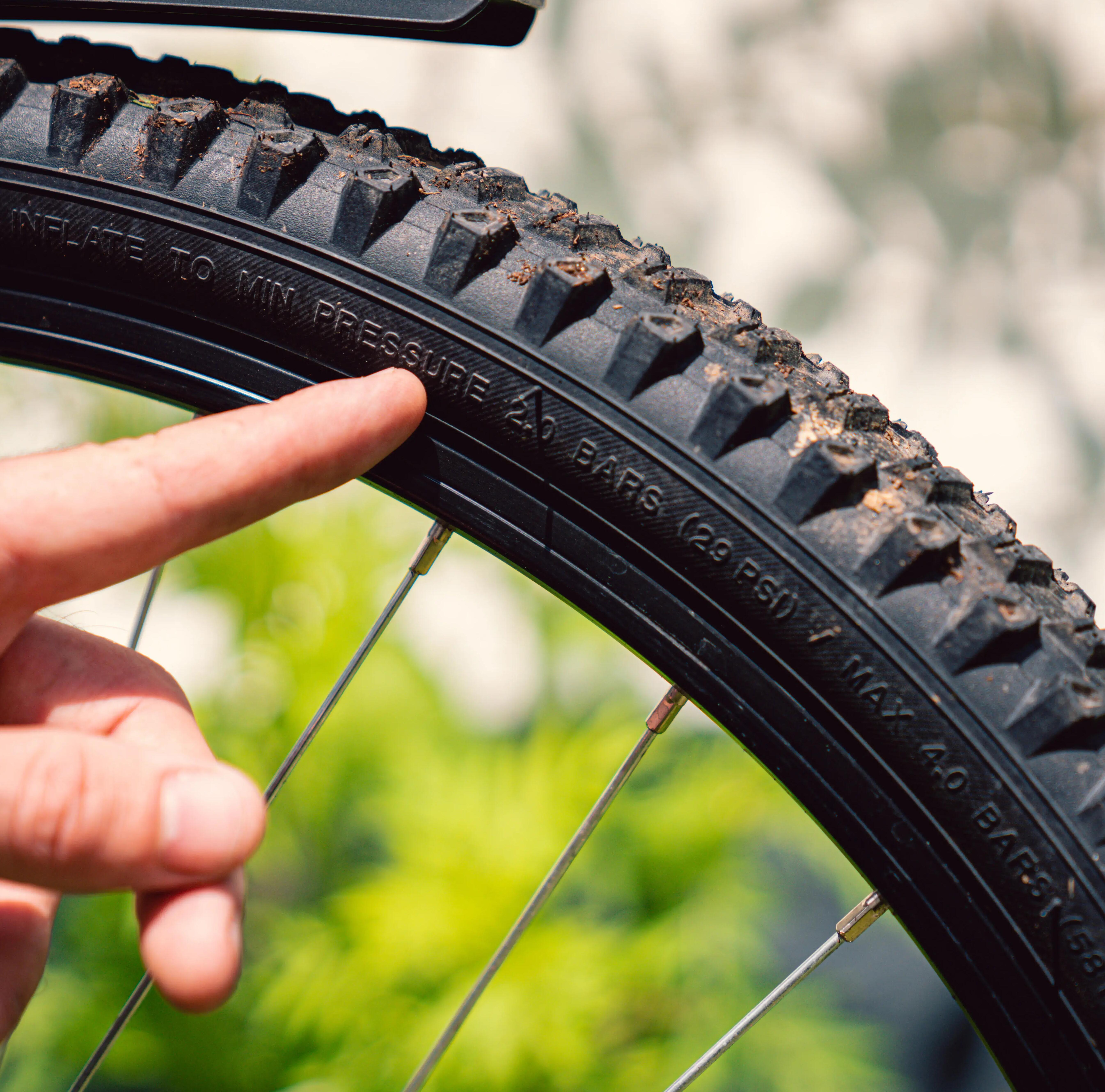Tot welke druk moet ik de banden van de 24 inch-MTB oppompen? 
