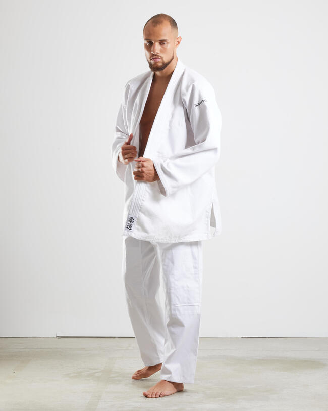 Mann steht in Judoanzug