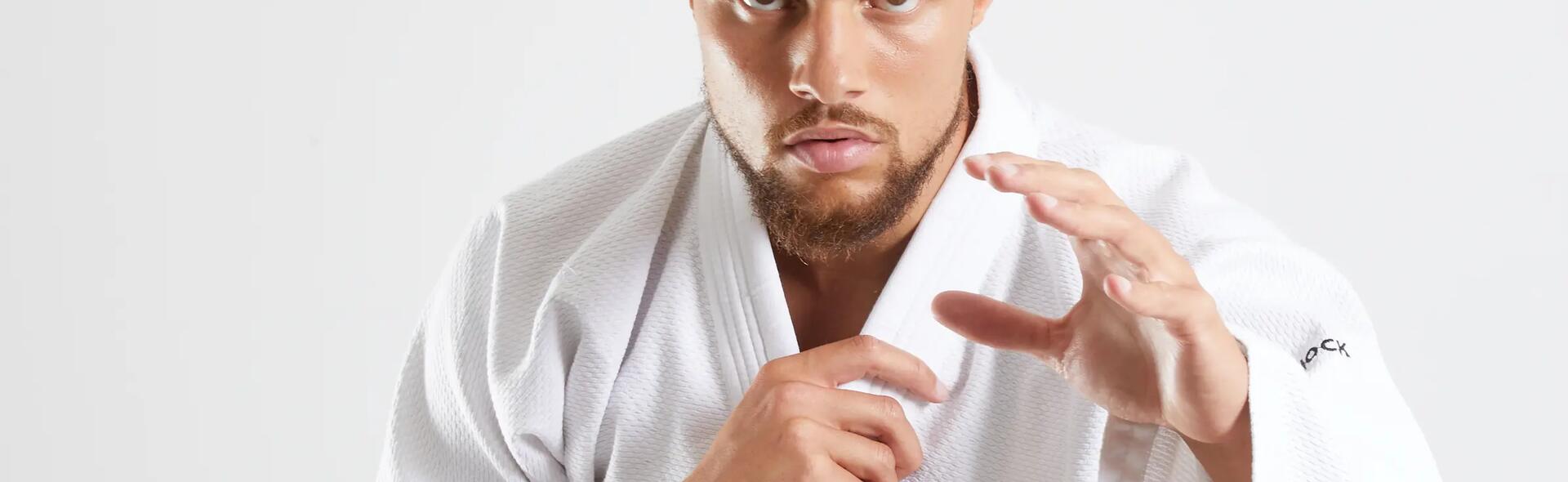 mężczyzna w stroju do judo