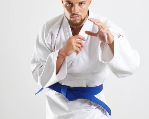 mężczyzna w stroju do judo