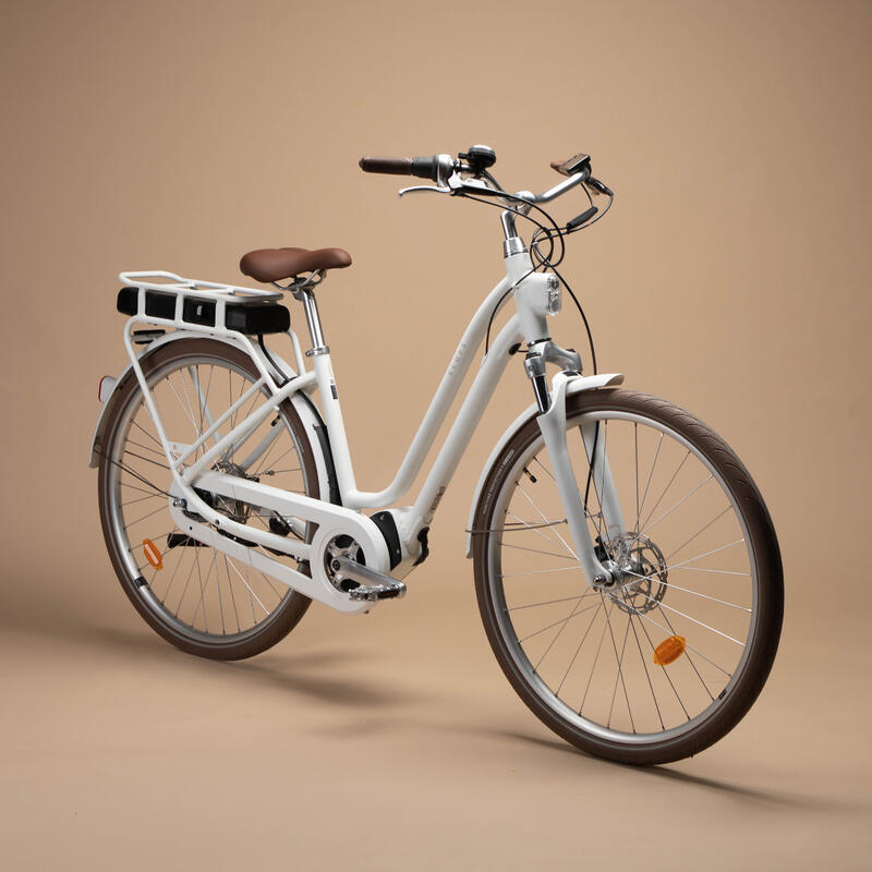 Bicicleta eléctrica de paseo urbana conectada Elops 920 E blanco
