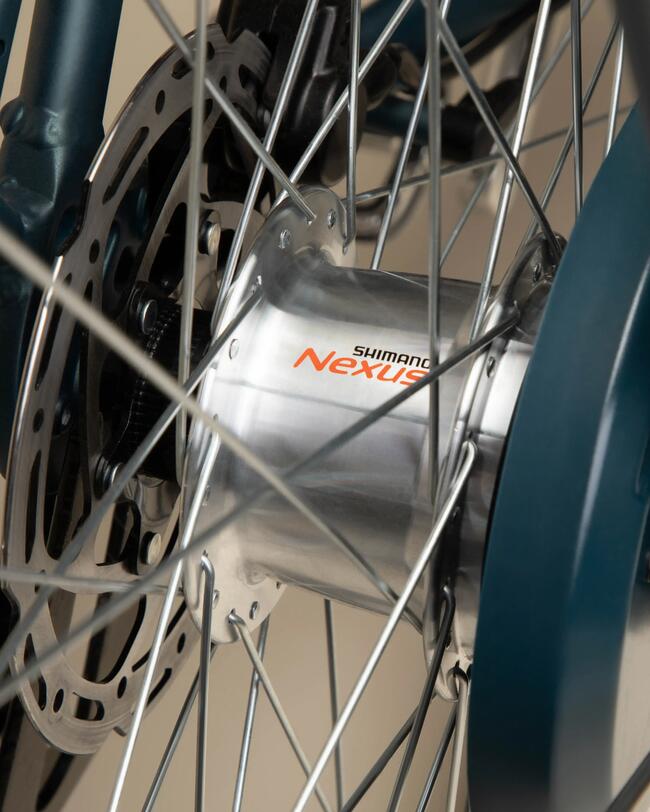 Detailaufnahme eines Schaltwerks am Hinterrad eines Fahrrads; Aufschrift "Shimano Nexus"