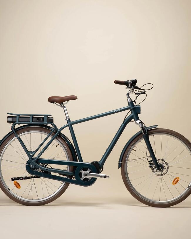 Petrolblaues E-Bike für die Stadt mit braunen Details und Motor unter dem Gepäckträger