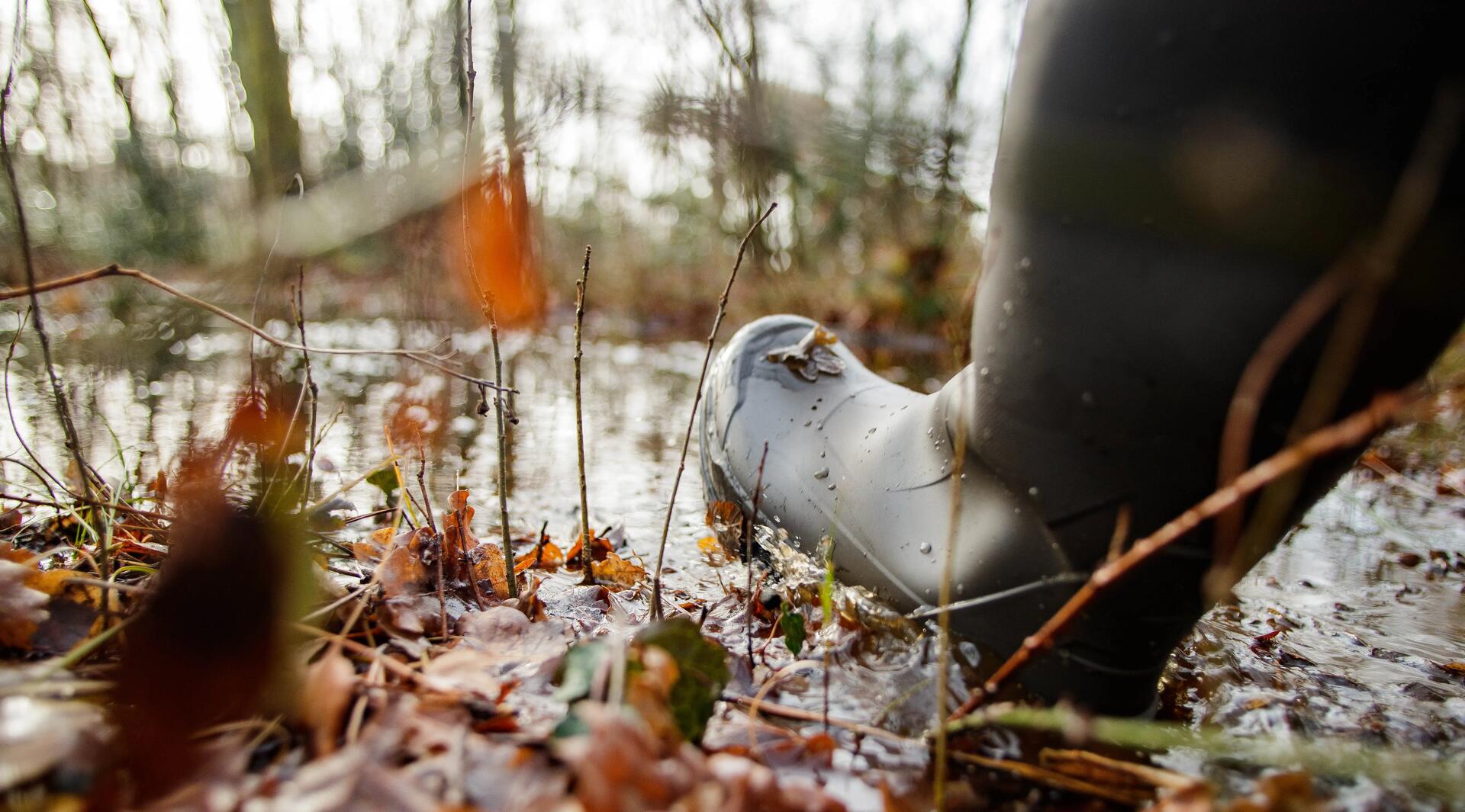 Un chasseur qui marche dans une flaque d'eau