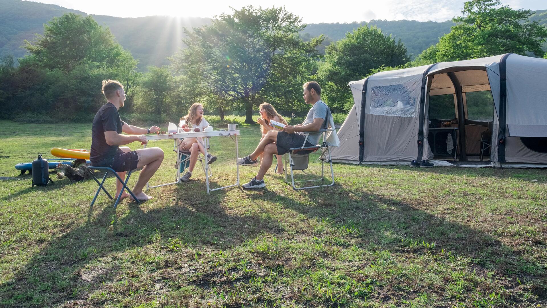 grupo de amigos a acampar