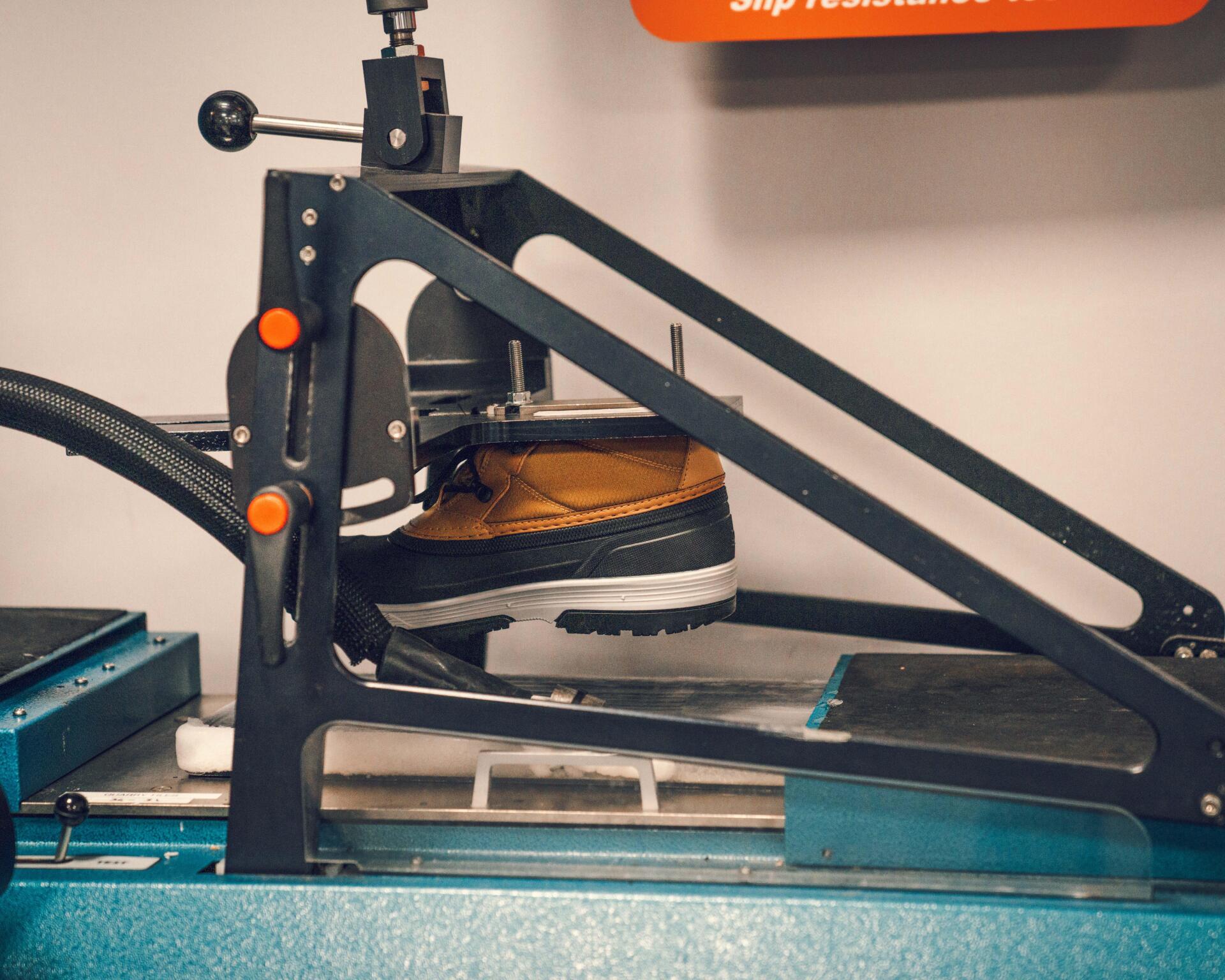 Test mécanique sur une botte