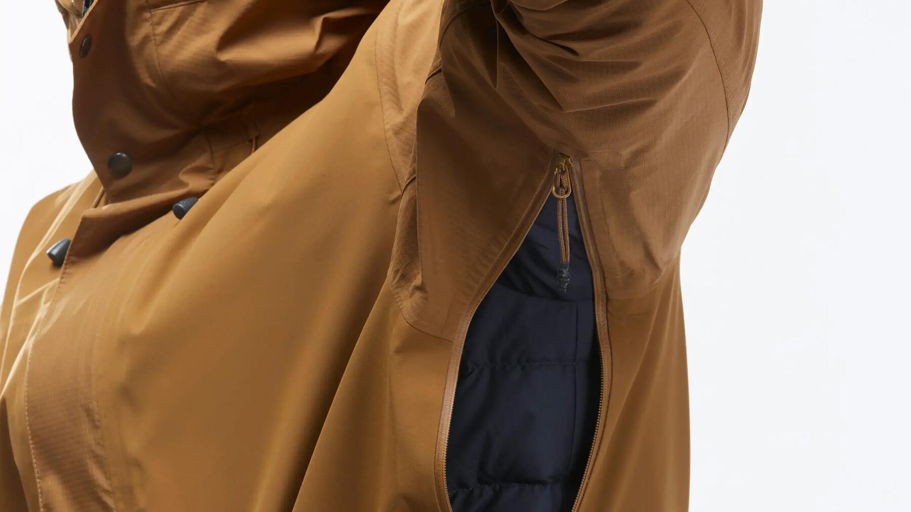 Ventilation mécanique sous les bras d'une veste de randonnée