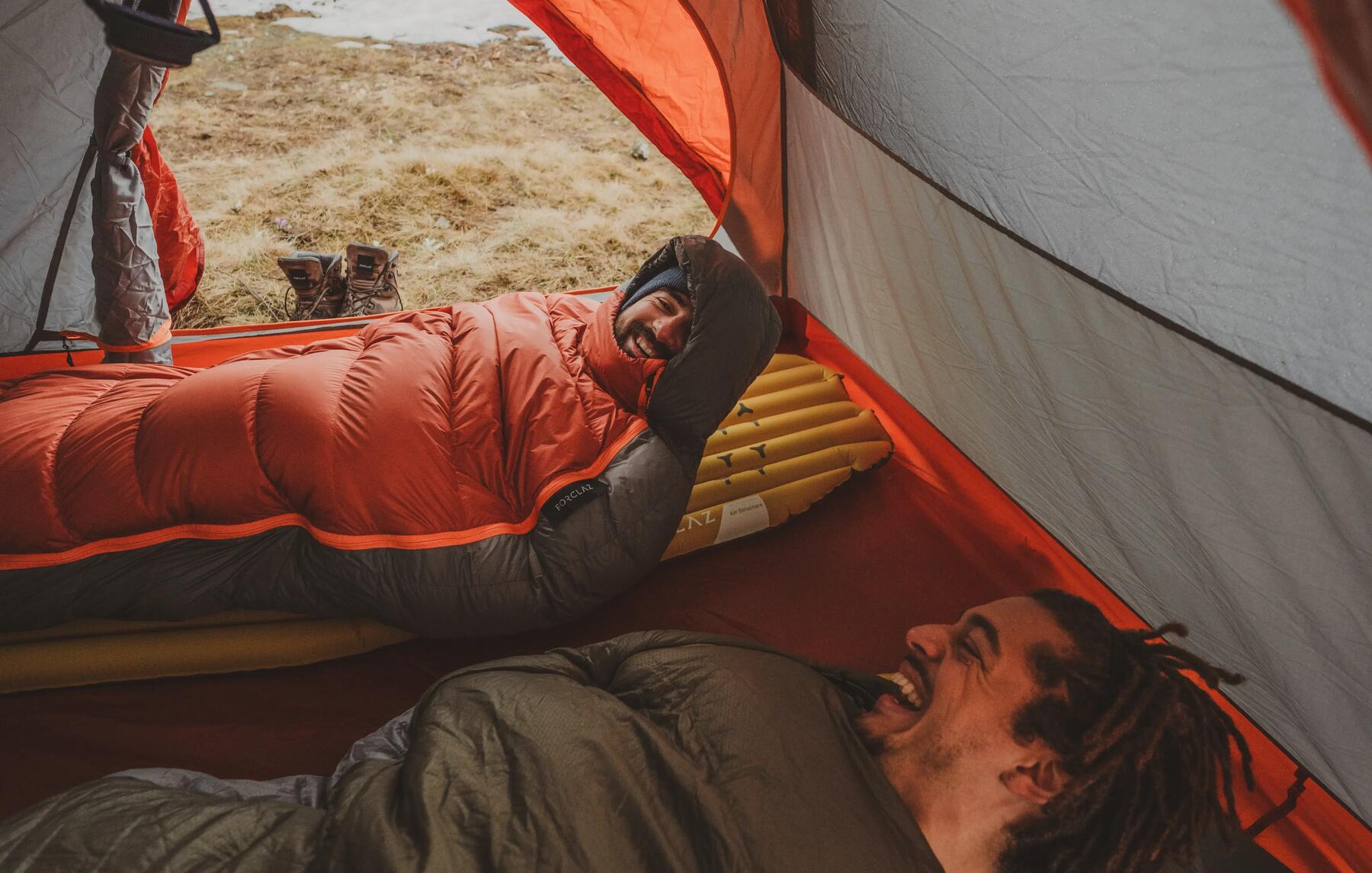 deux hommes dans leur sac de couchage, dans leur tente